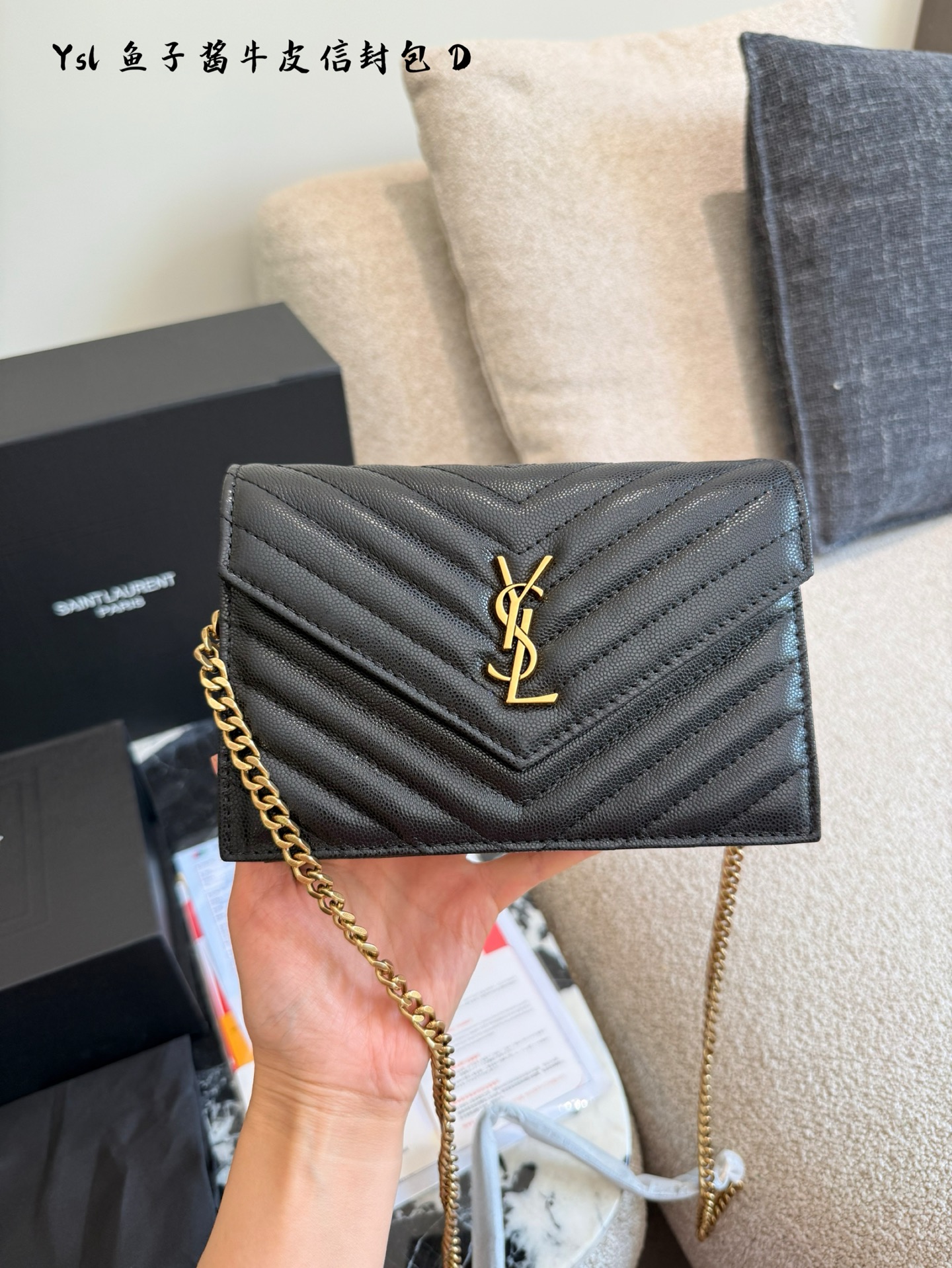 Yves Saint Laurent Bolso tipo sobre de cuero caviar negro con cadena dorada 7 i1749203614483 8764 0 5