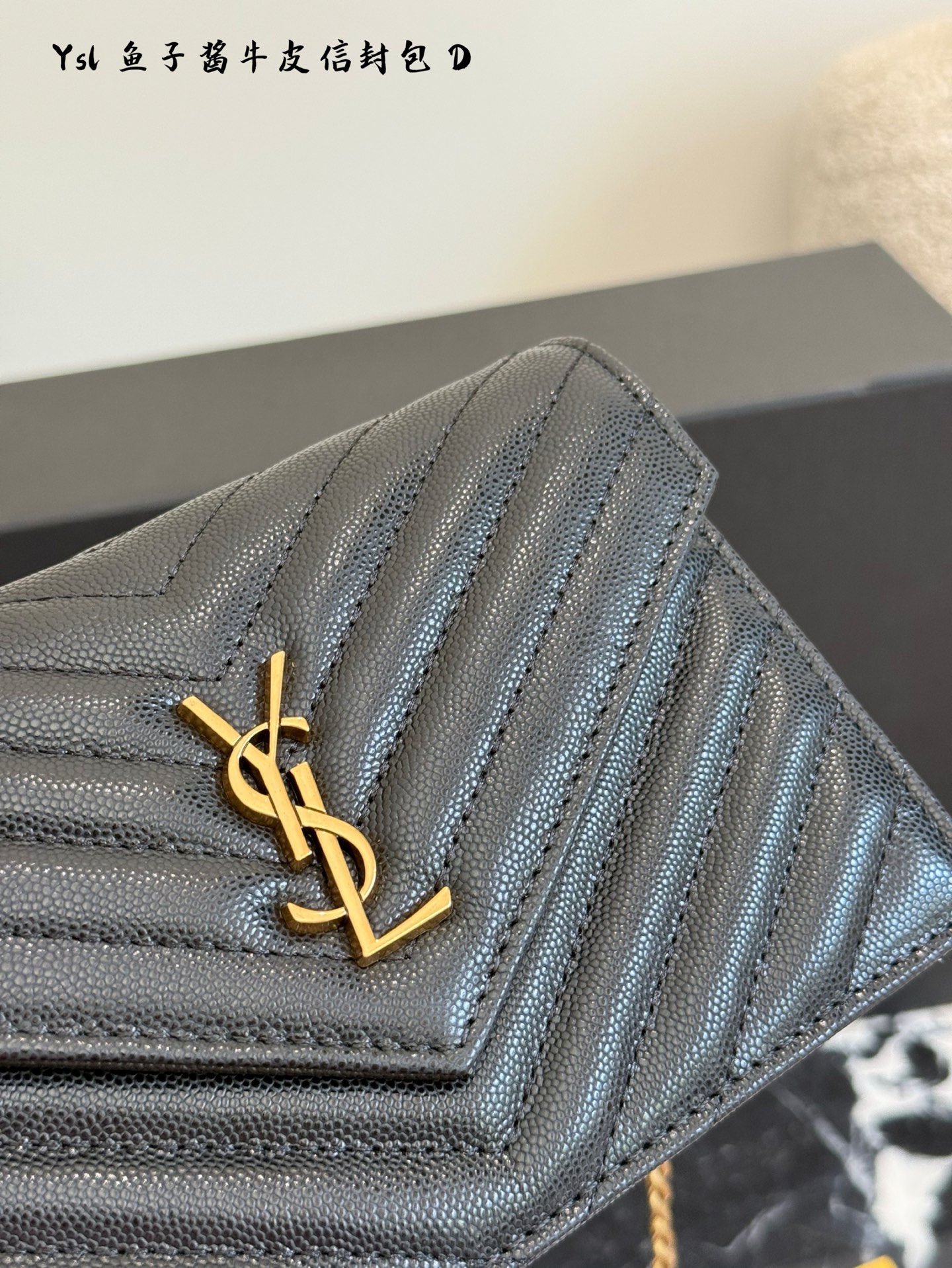 Yves Saint Laurent Bolso tipo sobre de cuero caviar negro con cadena dorada 5 i1749203614507 1973 0 3