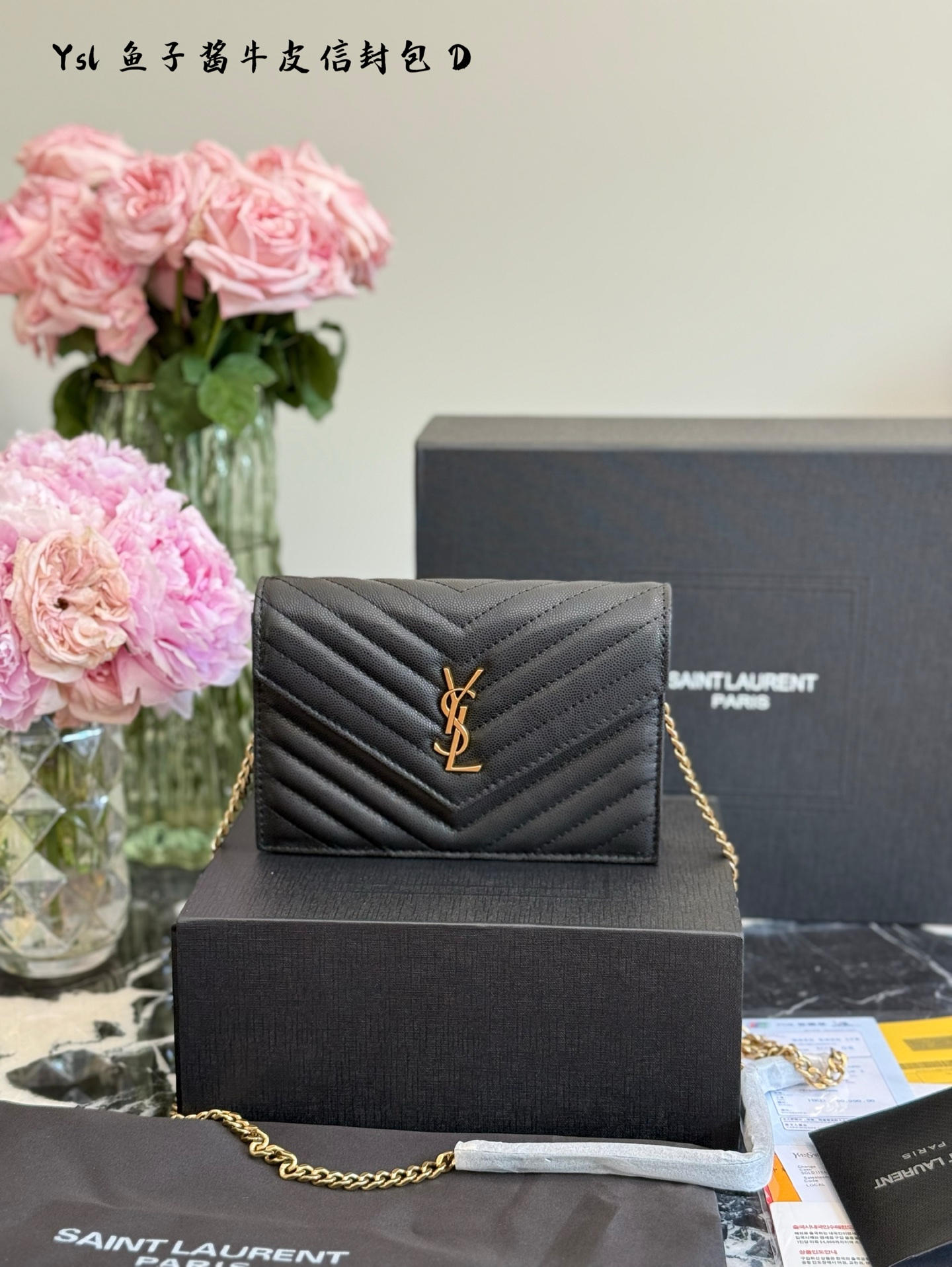 Yves Saint Laurent Bolso tipo sobre de cuero caviar negro con cadena dorada 8 i1749203614520 7434 0 6