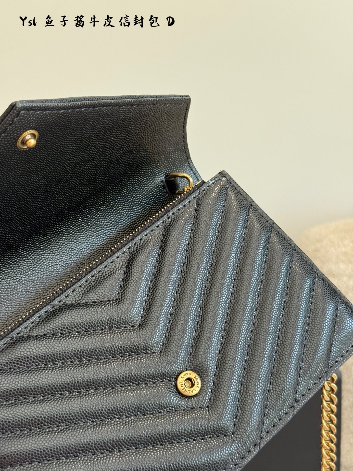 Yves Saint Laurent Bolso tipo sobre de cuero caviar negro con cadena dorada 10 i1749203614521 8422 0 8