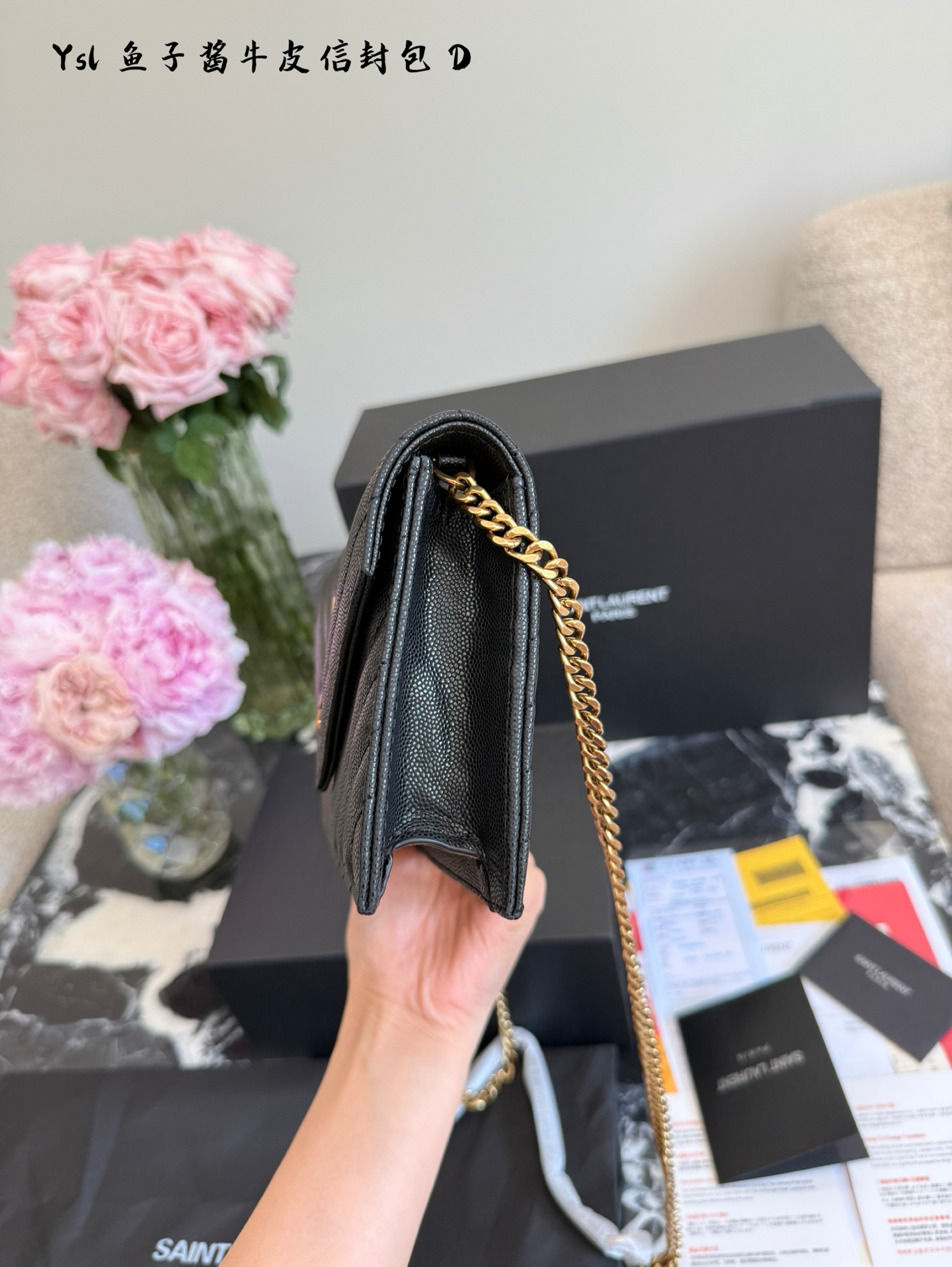 Yves Saint Laurent Bolso tipo sobre de cuero caviar negro con cadena dorada 4 i1749203617069 1237 0 2