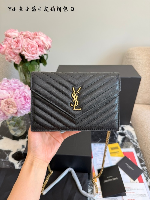 Yves Saint Laurent Bolso tipo sobre de cuero caviar negro con cadena dorada 1 Yves Saint Laurent Bolso tipo sobre de cuero caviar negro con cadena dorada