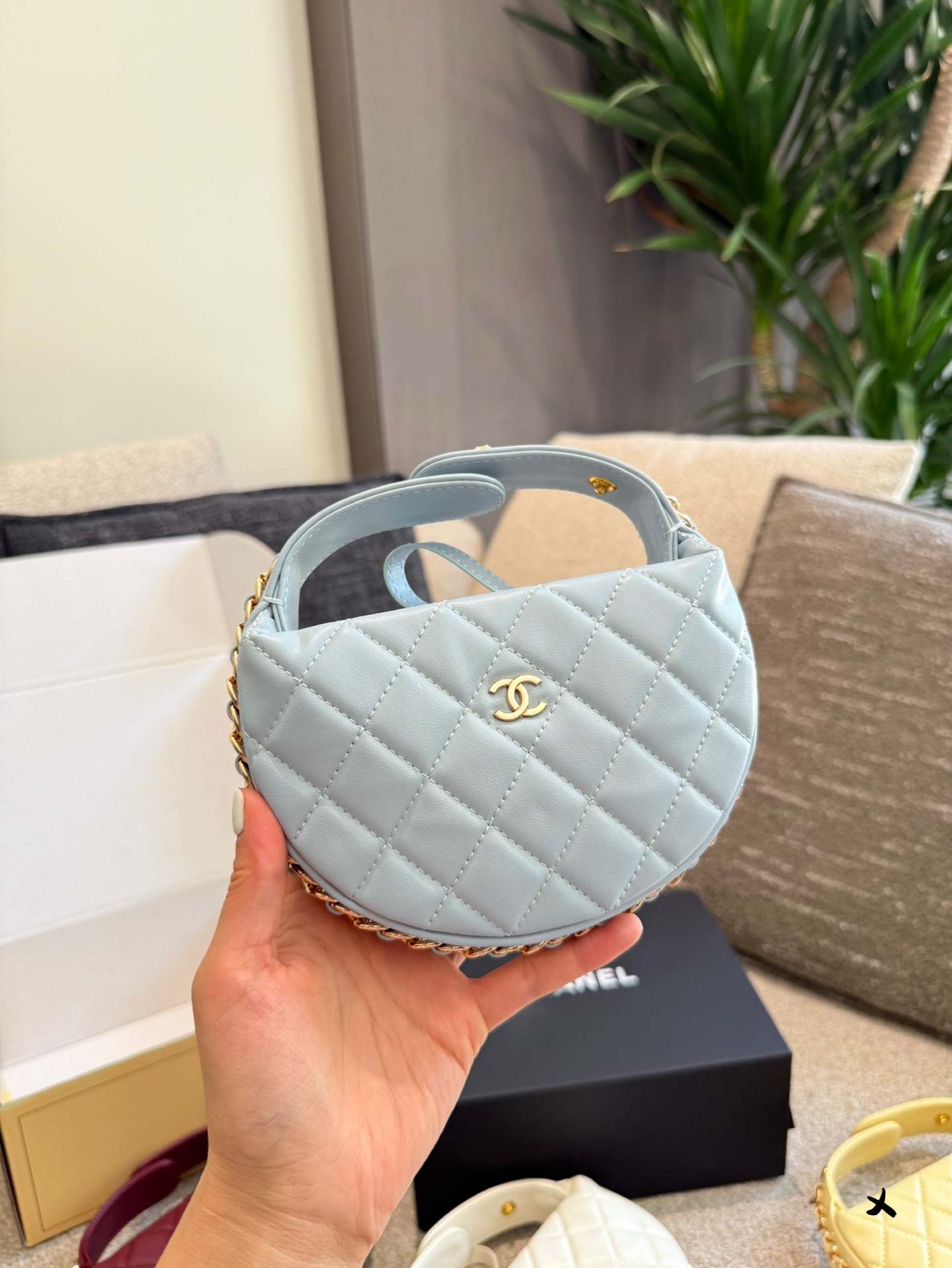 💰240
Chanel23c呼啦圈黑金手提包
全,全套Chanel香奈儿23c呼啦圈黑金手提包
可爱到爆炸可diy链条肩背香奈儿女孩冲!