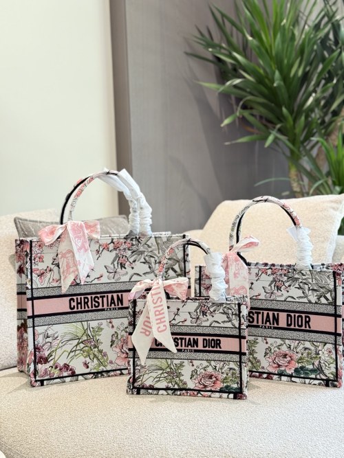 Dior Book Tote Bag: Oriental Floral Design, Fall 2025 Collection 1 Dior Book Tote Bag: Oriental Floral Design, Fall 2025 Collection