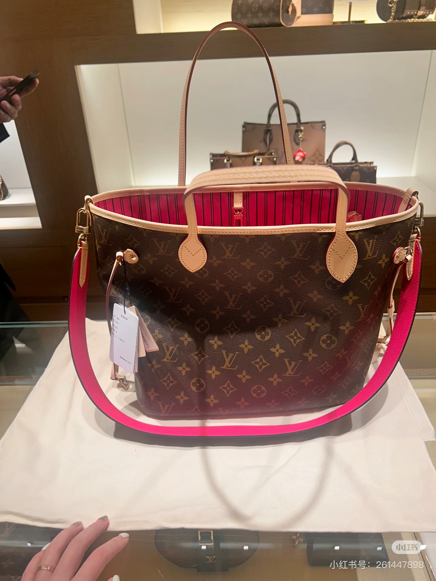 Bolso Tote Neverfull de Louis Vuitton: Reversible y Cómodo 9 i1749884814420 5042 0 7