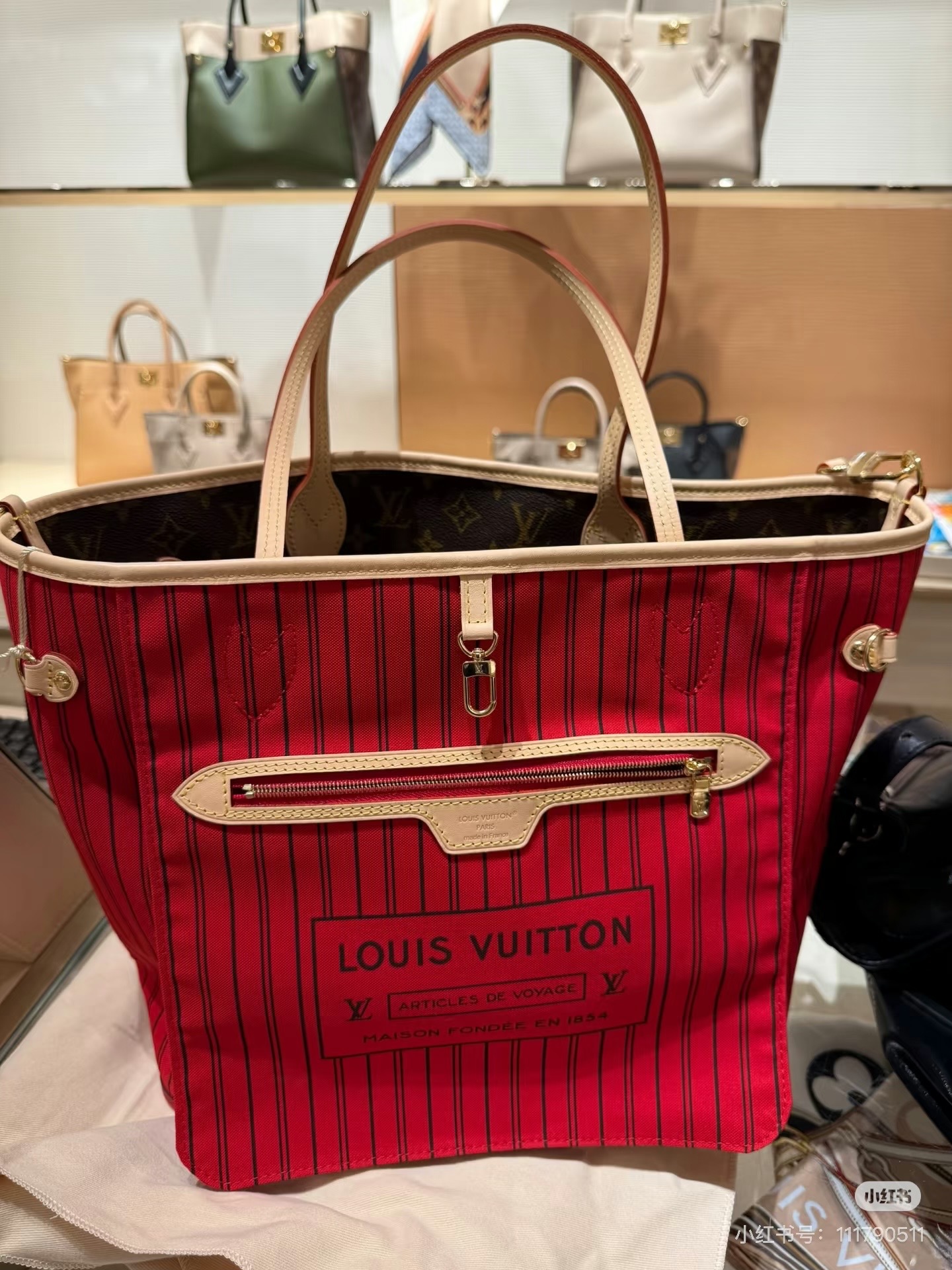 Bolso Tote Neverfull de Louis Vuitton: Reversible y Cómodo 3 i1749884815448 4452 0 1