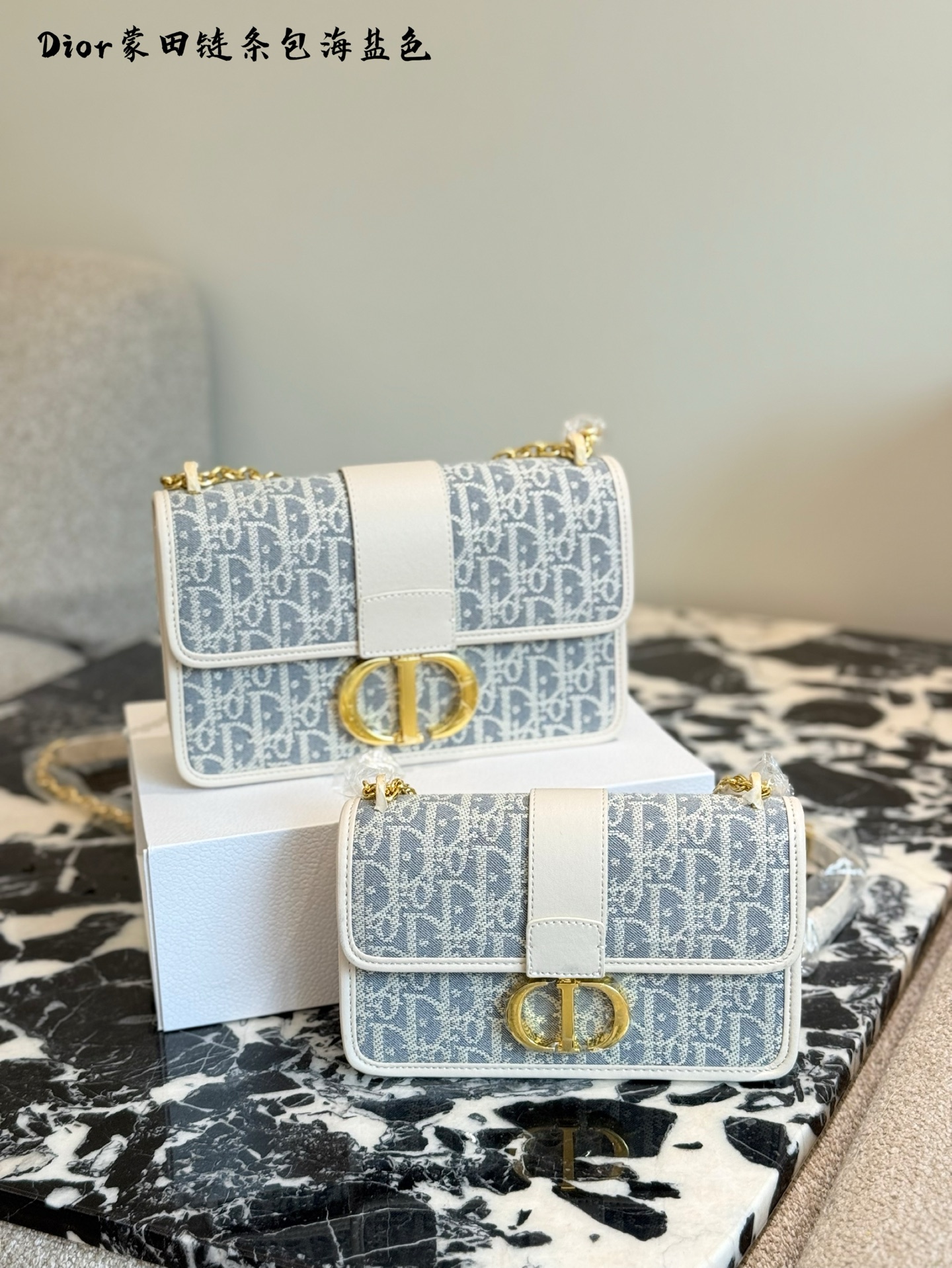 💰280
Dior蒙田小号现货!! Montaigne酒椰草系列
太有夏天的感觉啦,天蓝的面料搭配奶白色小牛皮,浅色系显得清新又治愈,被种草了这个包,大小尺寸适中,非常适合日常出行,经典的包形,标志性的字母锁扣,搭配精致的链条肩带,摩登与优雅兼并,复古与时尚的完美融合
size: 21cm 24cm配盒子
