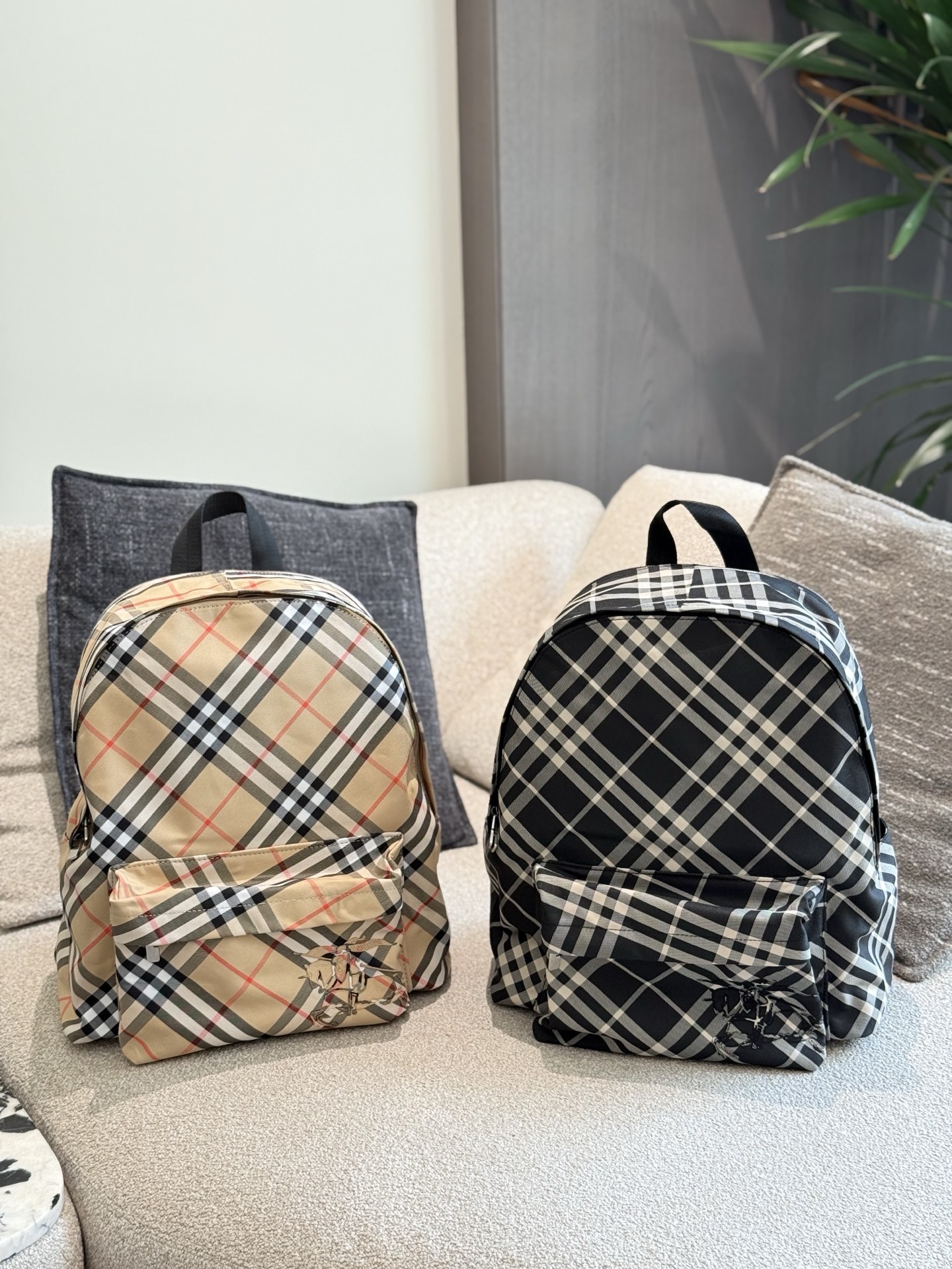 B家最新双肩包装饰精纺Bur格纹.内衬为同种面料,点缀马术骑士徽标(EKD)贴花.搭配B字型拉链头,设有1个外口袋,可容纳文件或笔记本电脑.来自Bur经典之作系列,以鲜明品牌风格诠释衣橱必备款式.网纹顶部提柄可式肩背带拉链开合2个拉链外 袋; 2个外插袋 正面口袋饰有马术骑士徽标(EKD)贴花 新款双肩包到货 超大容量的双肩包,是外出的好搭档既可以装 得下工作的繁琐与细碎,也可以装得下踏青野游的好心情,一款好的双肩包简直就是日常生活中的得力干将 尺寸35 x14x41cm