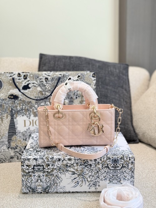 Dior D-Joy Bolso Pequeño de Piel de Cordero Rosa, Tres Formas de Llevarlo 15 Dior D-Joy Bolso Pequeño de Piel de Cordero Rosa, Tres Formas de Llevarlo