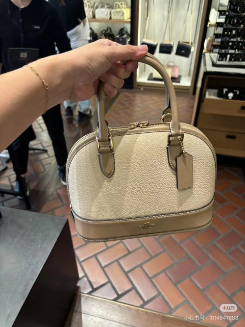 Bolso tipo bombonera Coach en piel granulada color marfil y detalles tostados 15 Bolso tipo bombonera Coach en piel granulada color marfil y detalles tostados