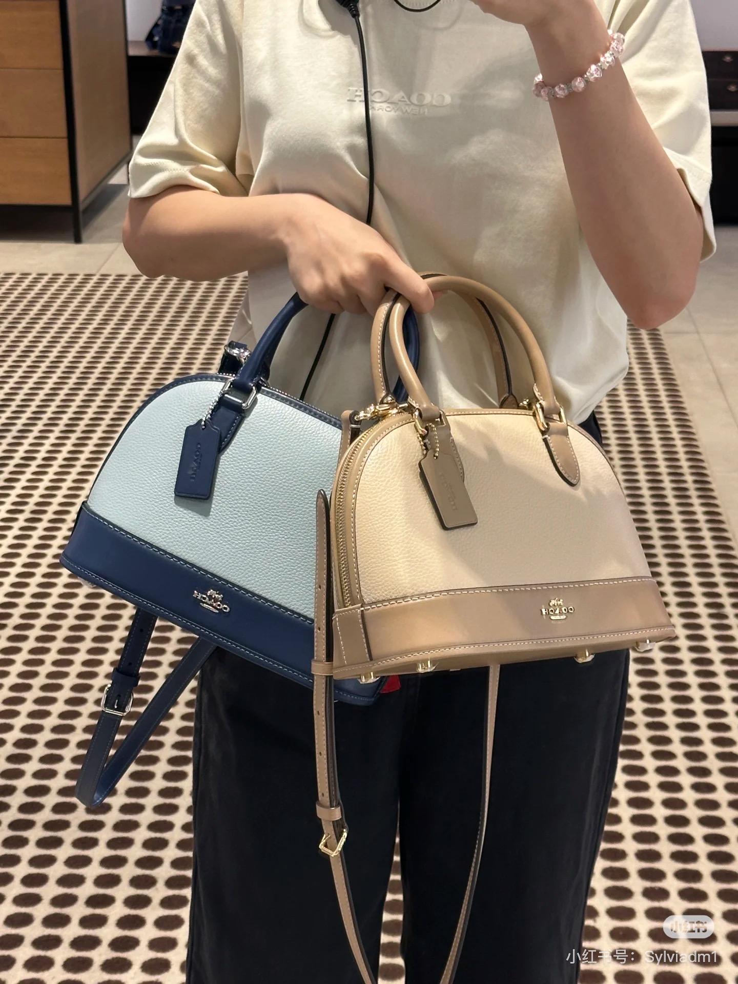 Bolso tipo bombonera Coach en piel granulada color marfil y detalles tostados 10 i1750582006296 9577 0 8