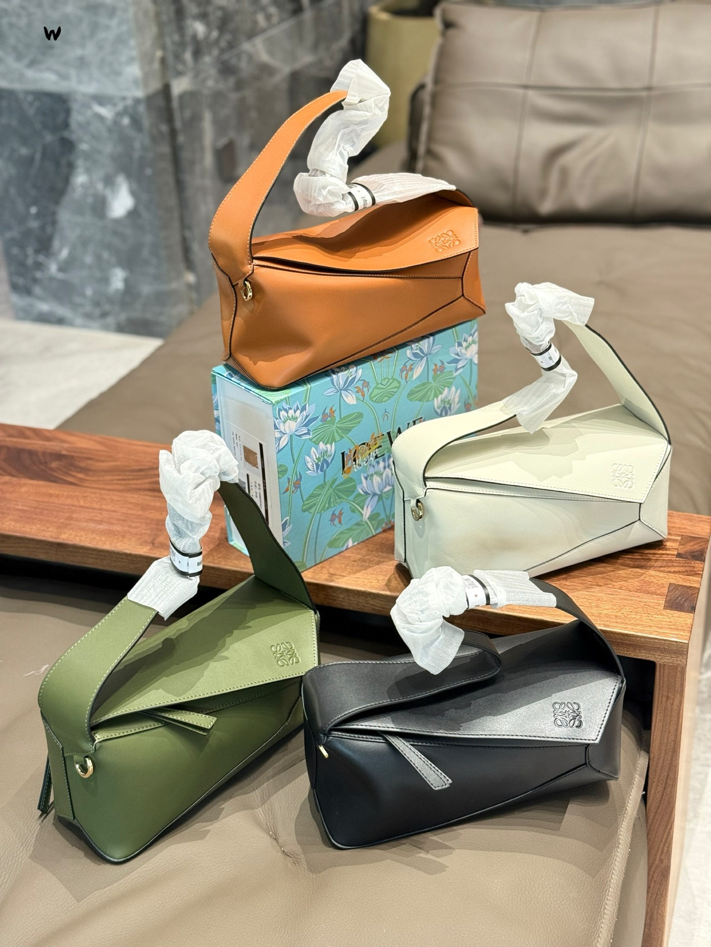 Loewe~经典款黑色复古风也来啦 Puzzle Hobo是-款柔软且精致的短款纳帕牛皮革单肩 包，灵感来自Puzzle 包的长方体形状和独特的几何线条染短肩带肩背*-个外部拉链袋和一一个内袋*牛皮革拉链头 真的是精致实用时髦感@《#罗意威#罗 意威loewe28cm配盒子