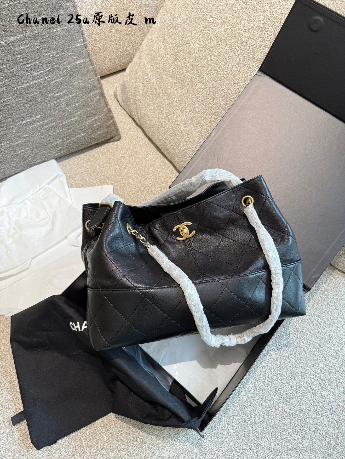 💰320
今期Chanel終於出爆款了...
剛」上新的CHANEL手工房系列中最熱度最高的應是包包了;特別是掠皮小牛皮的大包包了!
說真的今期的包包款是特別多,拼皮的話灰色是特別吸晴,CHANEL很少推出這種款色,如果是對掠皮很有興趣的小紅薯,是可以沖的!但我是長期使用主義者,這只不是我杯茶! 另外,今年推出了這個CF MINI小掛包(是屬於小皮具);埏 有趣的,手工亦很精美,有DOUBLE FLAP, HAHA;24×36