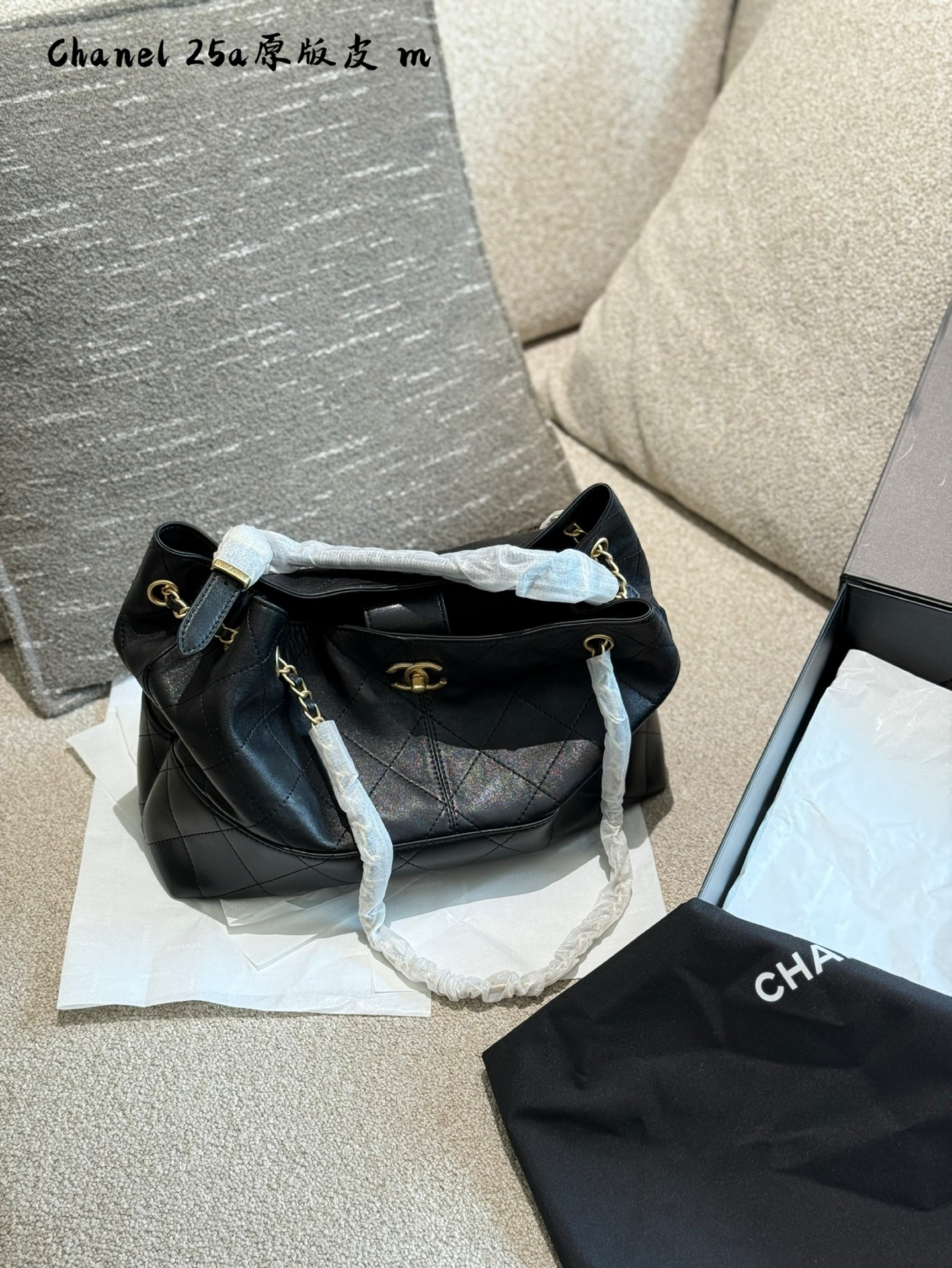 💰320 
今期Chanel終於出爆款了...

剛」上新的CHANEL手工房系列中最熱度最高的應是包包了;特別是掠皮小牛皮的大包包了!

說真的今期的包包款是特別多,拼皮的話灰色是特別吸晴,CHANEL很少推出這種款色,如果是對掠皮很有興趣的小紅薯,是可以沖的!但我是長期使用主義者,這只不是我杯茶! 另外,今年推出了這個CF MINI小掛包(是屬於小皮具);埏 有趣的,手工亦很精美,有DOUBLE FLAP, HAHA;24×36