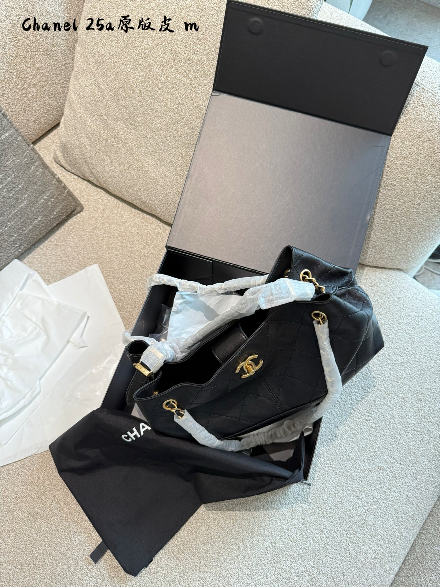 💰320
今期Chanel終於出爆款了...
剛」上新的CHANEL手工房系列中最熱度最高的應是包包了;特別是掠皮小牛皮的大包包了!
說真的今期的包包款是特別多,拼皮的話灰色是特別吸晴,CHANEL很少推出這種款色,如果是對掠皮很有興趣的小紅薯,是可以沖的!但我是長期使用主義者,這只不是我杯茶! 另外,今年推出了這個CF MINI小掛包(是屬於小皮具);埏 有趣的,手工亦很精美,有DOUBLE FLAP, HAHA;24×36