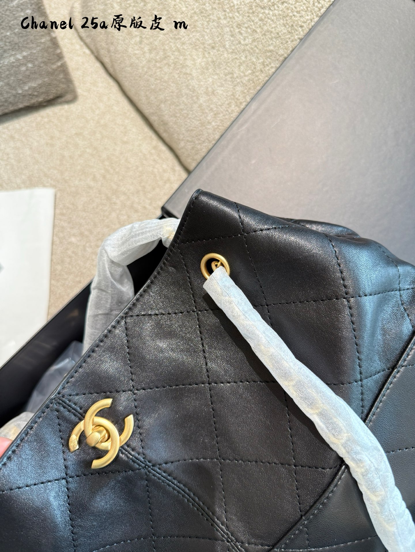 💰320
今期Chanel終於出爆款了...
剛」上新的CHANEL手工房系列中最熱度最高的應是包包了;特別是掠皮小牛皮的大包包了!
說真的今期的包包款是特別多,拼皮的話灰色是特別吸晴,CHANEL很少推出這種款色,如果是對掠皮很有興趣的小紅薯,是可以沖的!但我是長期使用主義者,這只不是我杯茶! 另外,今年推出了這個CF MINI小掛包(是屬於小皮具);埏 有趣的,手工亦很精美,有DOUBLE FLAP, HAHA;24×36