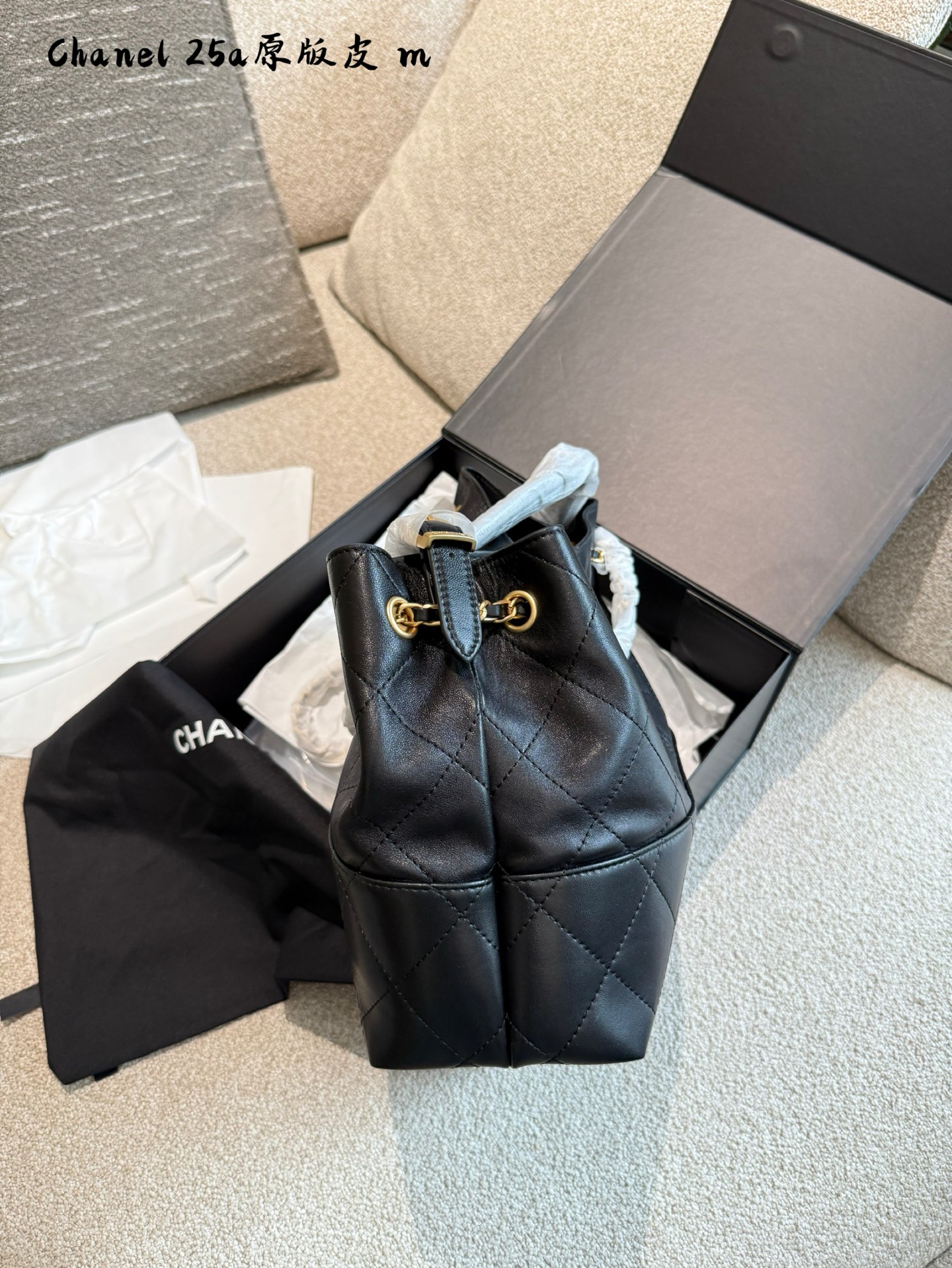 💰320
今期Chanel終於出爆款了...
剛」上新的CHANEL手工房系列中最熱度最高的應是包包了;特別是掠皮小牛皮的大包包了!
說真的今期的包包款是特別多,拼皮的話灰色是特別吸晴,CHANEL很少推出這種款色,如果是對掠皮很有興趣的小紅薯,是可以沖的!但我是長期使用主義者,這只不是我杯茶! 另外,今年推出了這個CF MINI小掛包(是屬於小皮具);埏 有趣的,手工亦很精美,有DOUBLE FLAP, HAHA;24×36