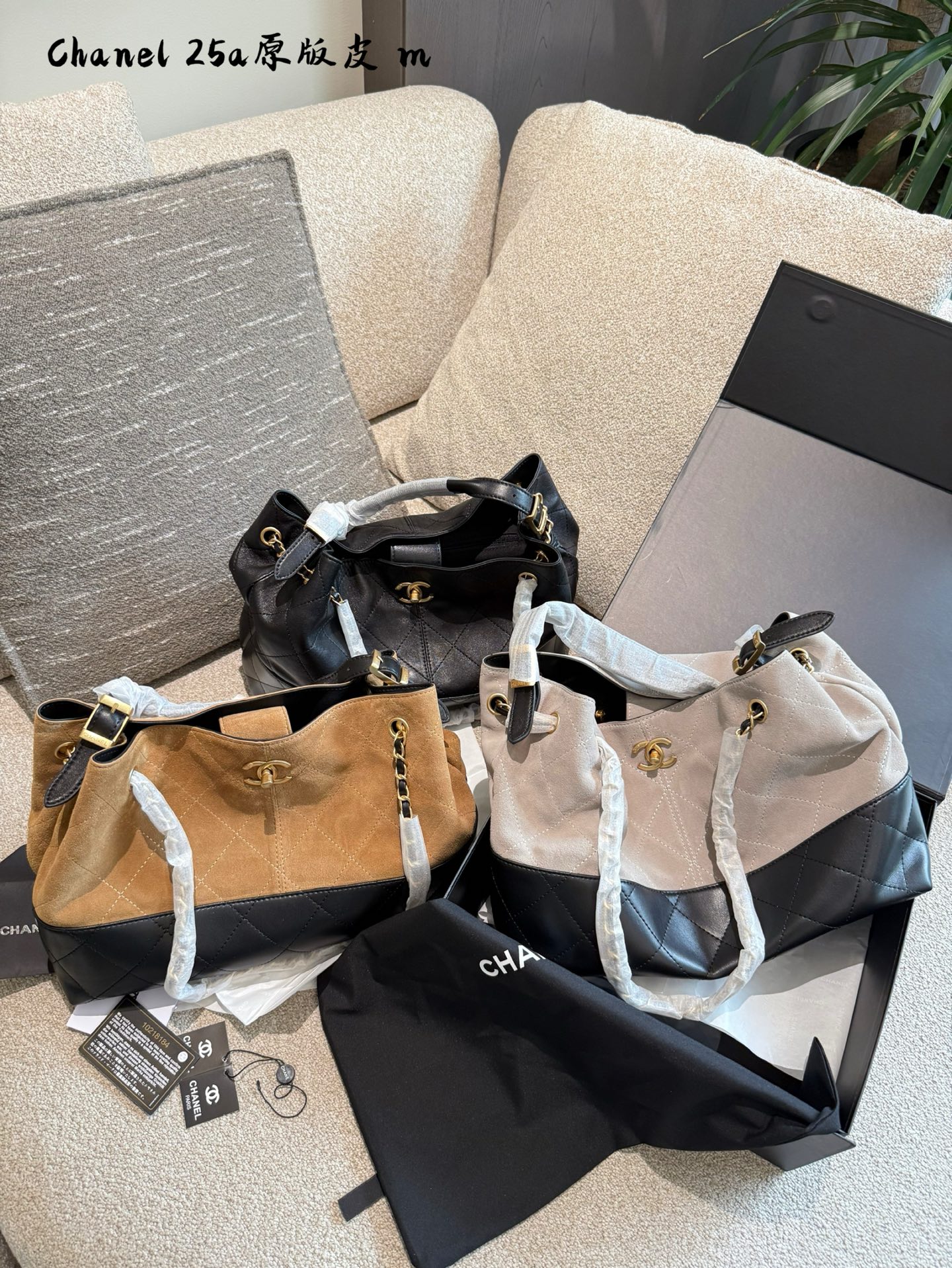 💰320 
今期Chanel終於出爆款了...

剛」上新的CHANEL手工房系列中最熱度最高的應是包包了;特別是掠皮小牛皮的大包包了!

說真的今期的包包款是特別多,拼皮的話灰色是特別吸晴,CHANEL很少推出這種款色,如果是對掠皮很有興趣的小紅薯,是可以沖的!但我是長期使用主義者,這只不是我杯茶! 另外,今年推出了這個CF MINI小掛包(是屬於小皮具);埏 有趣的,手工亦很精美,有DOUBLE FLAP, HAHA;24×36