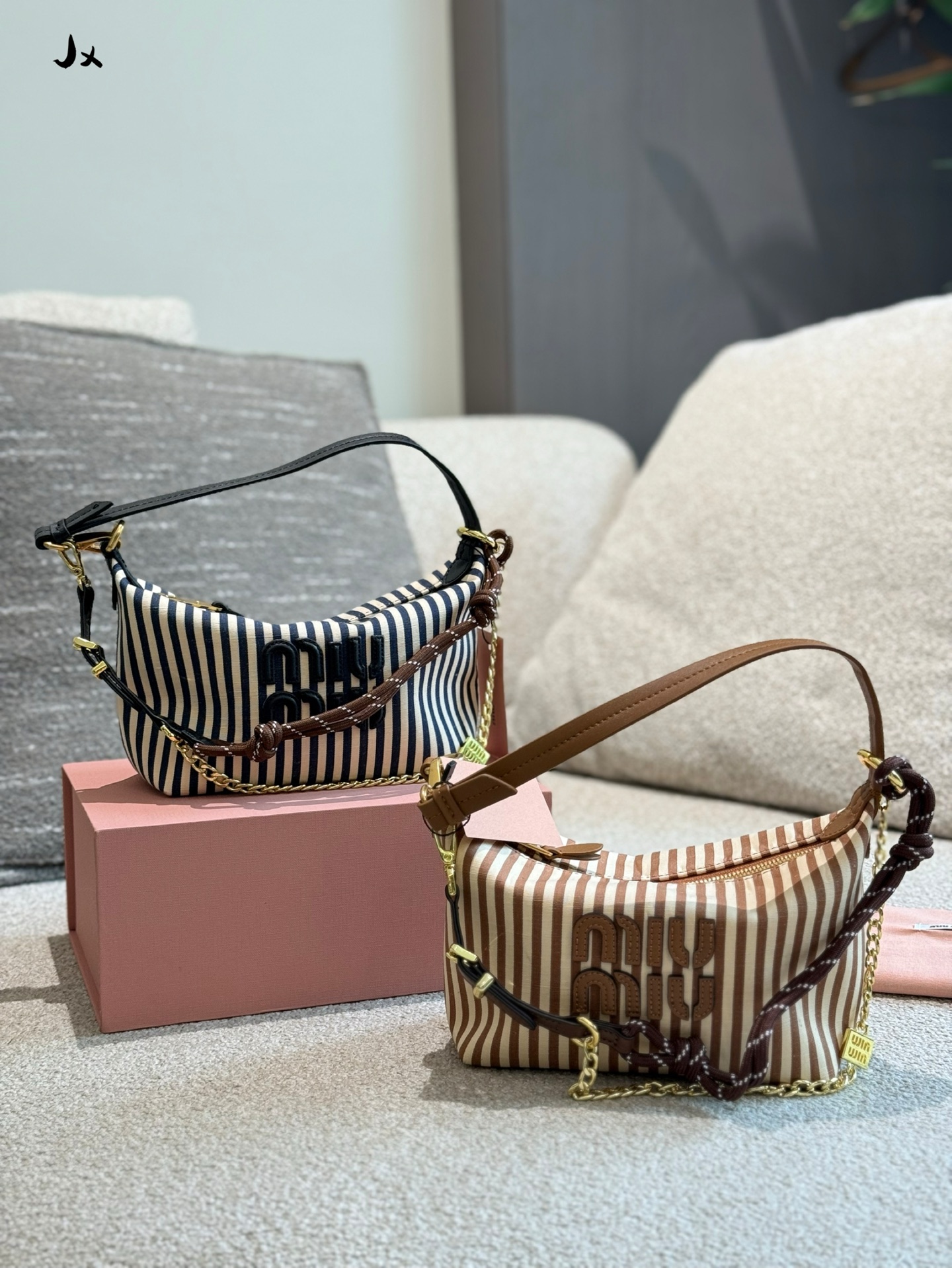 💰280
Miumiu 25新款帆布饭盒包
miumiu饭盒包新配色又来哕
一货难求的饭盒包新配色来货
价格3位数喜欢的小姐姐们冲20cm