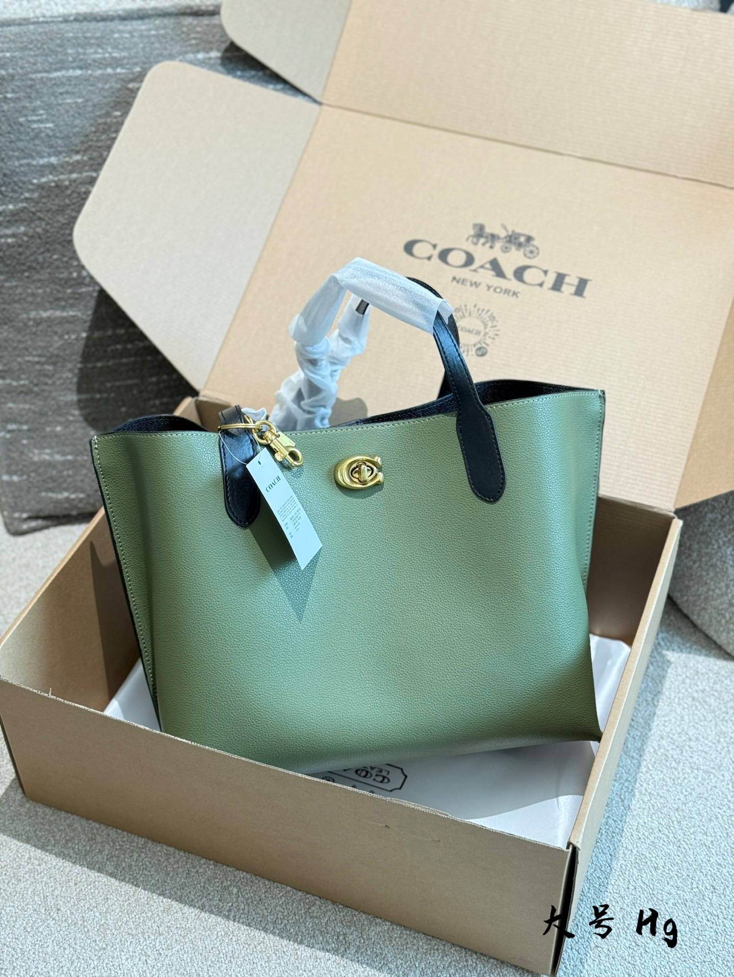 💰260
COACH长青经典款Tote
Tote款背包,通勤简洁,可容14寸电脑
两侧开放式设计,中央拉链夹层
尺寸34.5*27.5*14.5cm