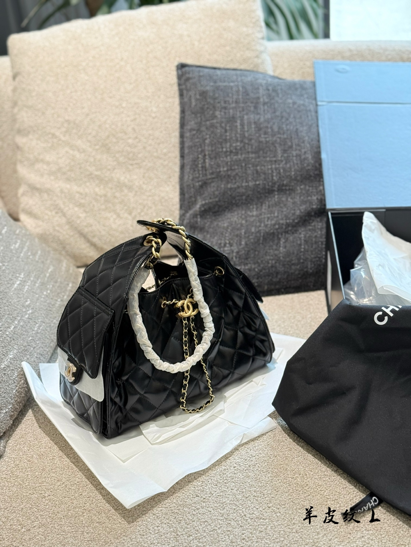 Elegant Hobo Bag in Black Leather with Gold Chain, 25cm