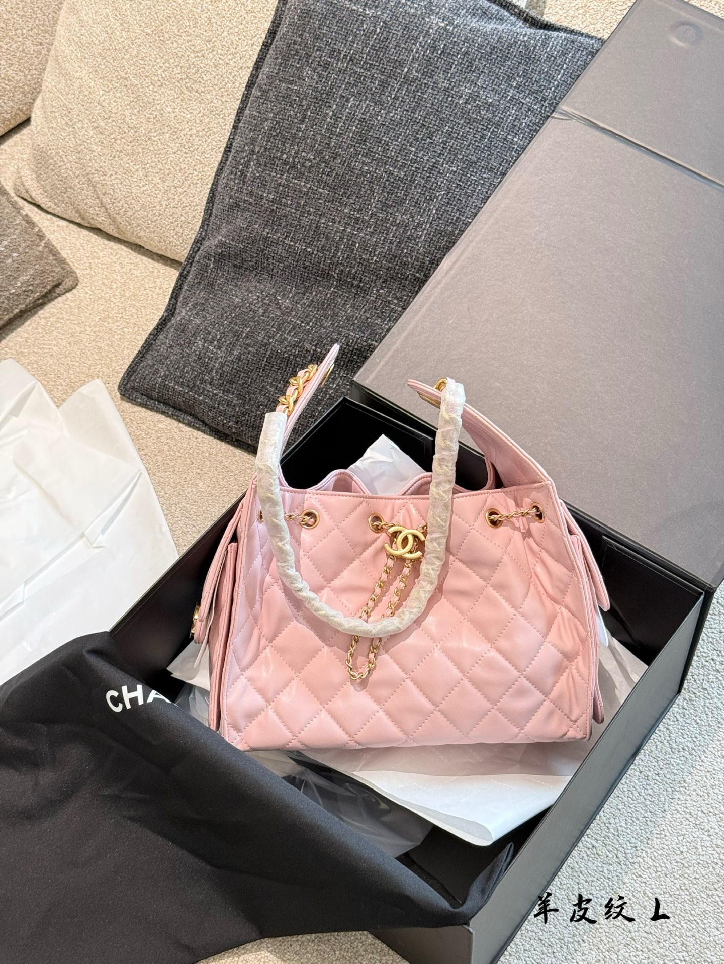 Bolso Hobo Pequeño Chanel con Diseño Acolchado y Detalles en Dorado 3 i1751080806927 385 0 1