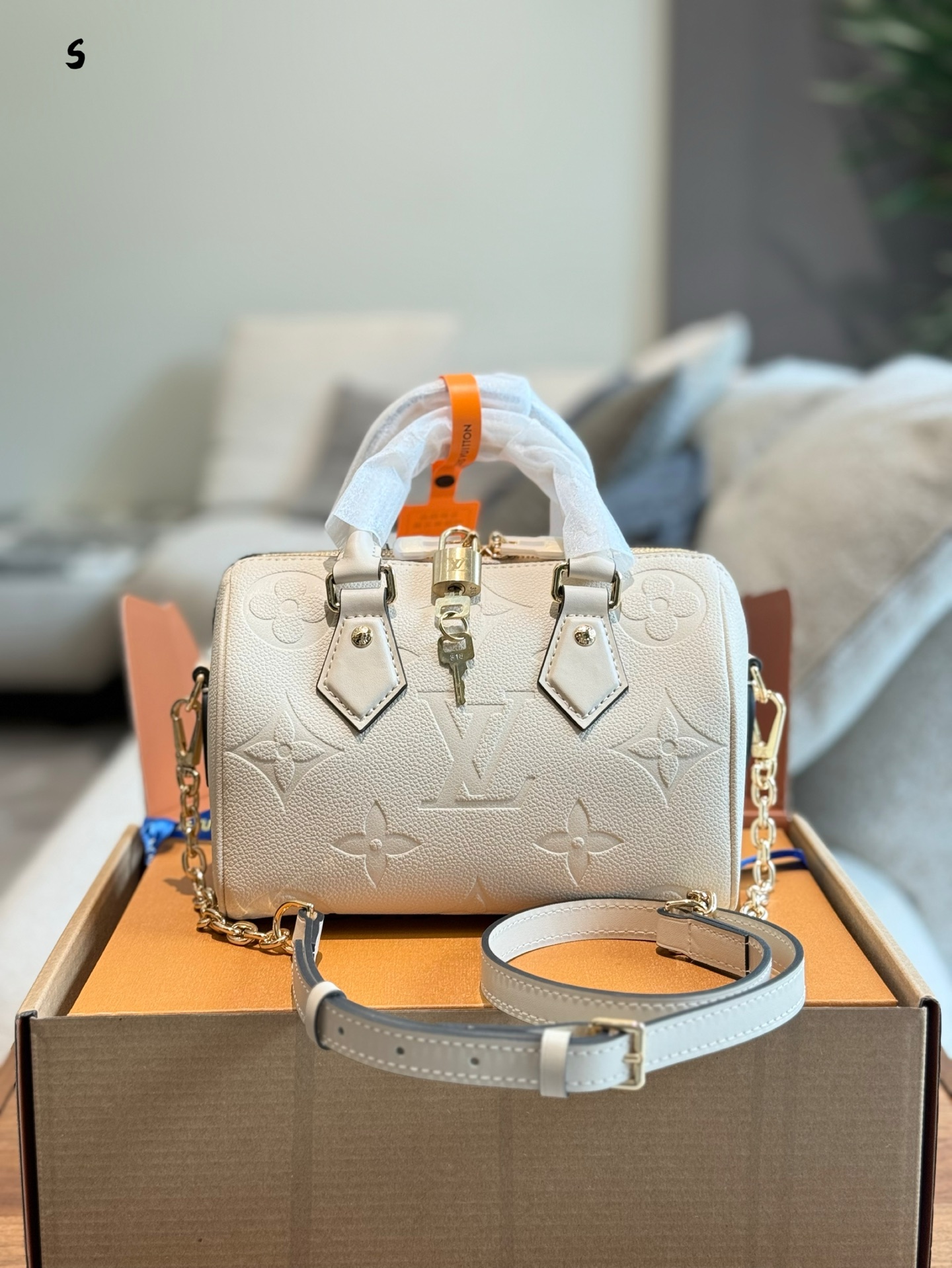 Elegante Bolso Speedy Louis Vuitton en Cuero Empeint Blanco Crema