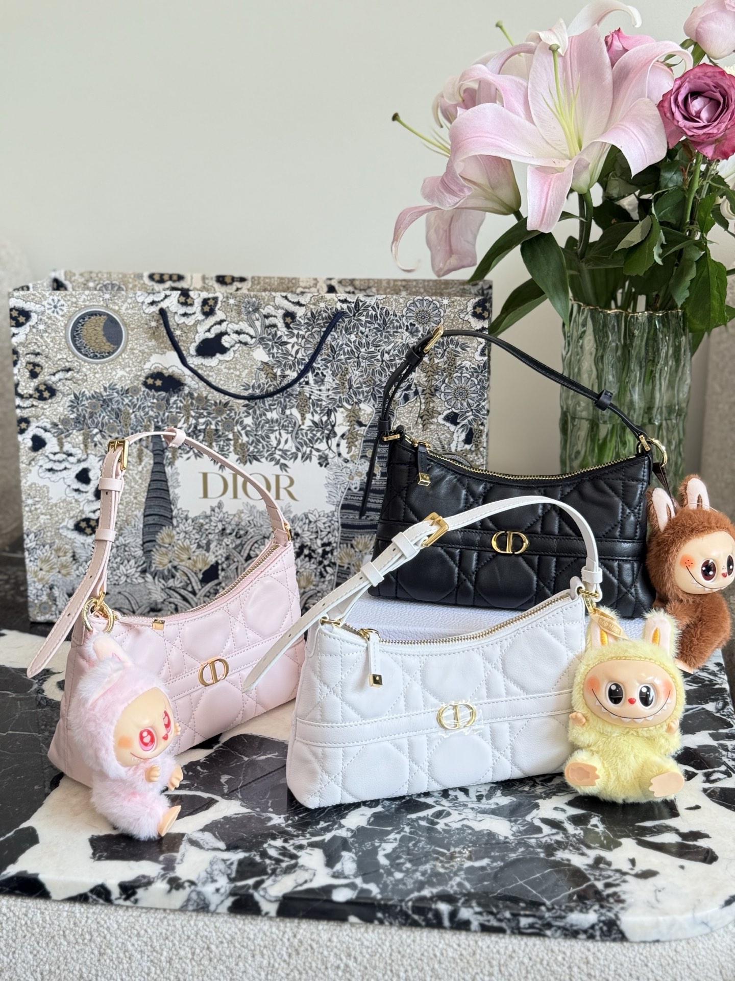 💰280 羊皮 labubu挂件p40盲盒形式不退换
Dior。上新NEW
浅蓝老花腋下包
这个系列很清凉,蓝白配给人夏日的清爽感,非常干净的
腋下包,符合夏天小包但同时容量要求不小的要求,自重非常轻,可以做到随走随拎,很方便
同系列护照夹也是极简的设计可以插三张卡24cm