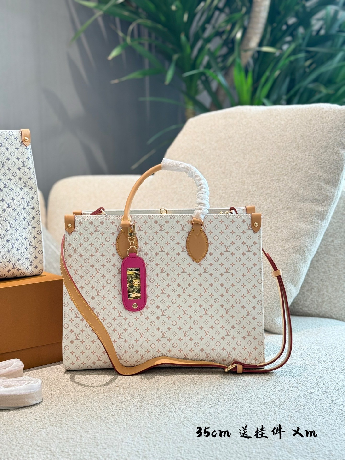 Louis Vuitton OnTheGo PM Bolso Tote de Cuero con Adorno de Equipaje 3 i1751538677442 8432 0 1