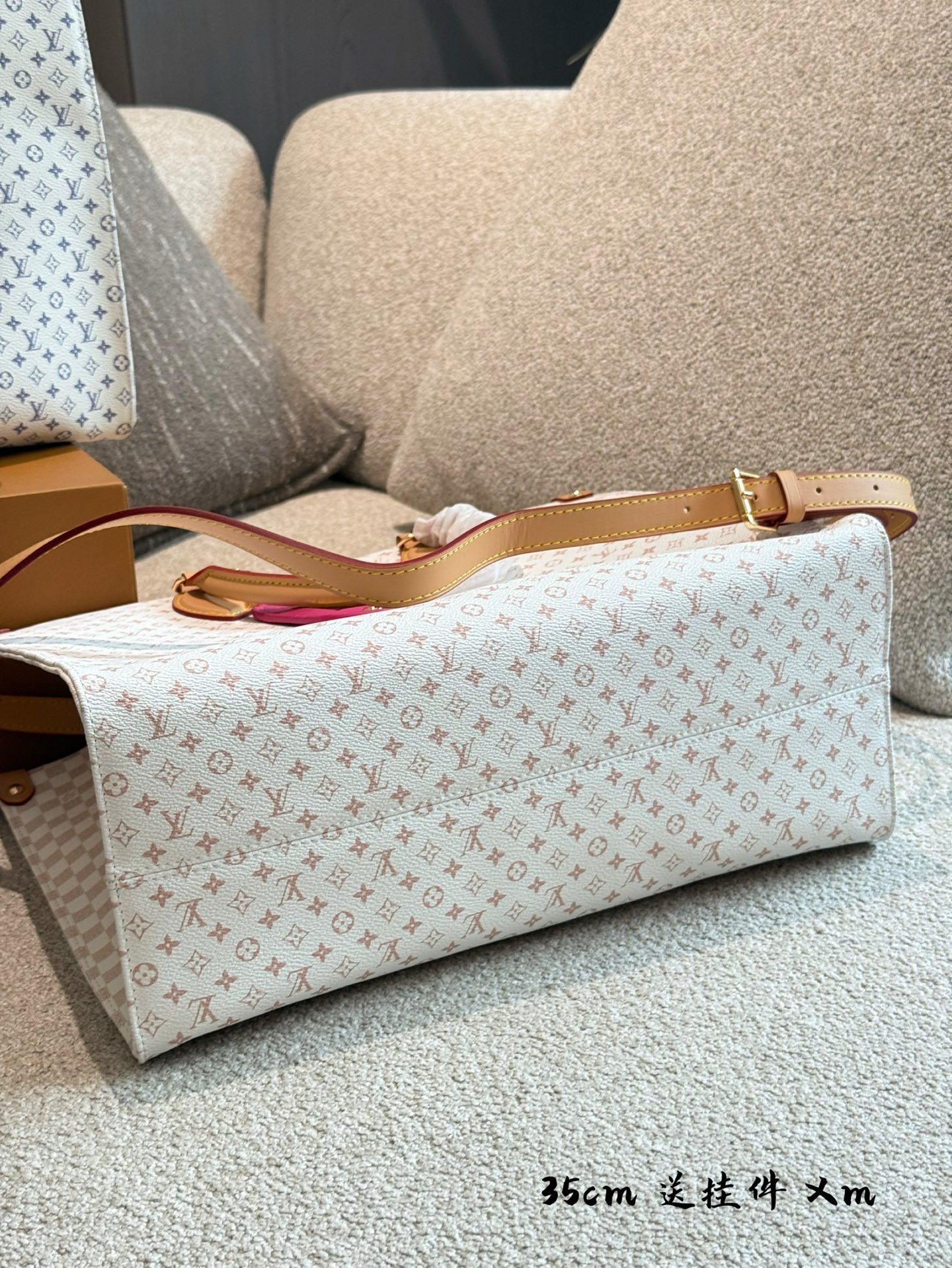 Louis Vuitton OnTheGo PM Bolso Tote de Cuero con Adorno de Equipaje 9 i1751538677490 7245 0 7