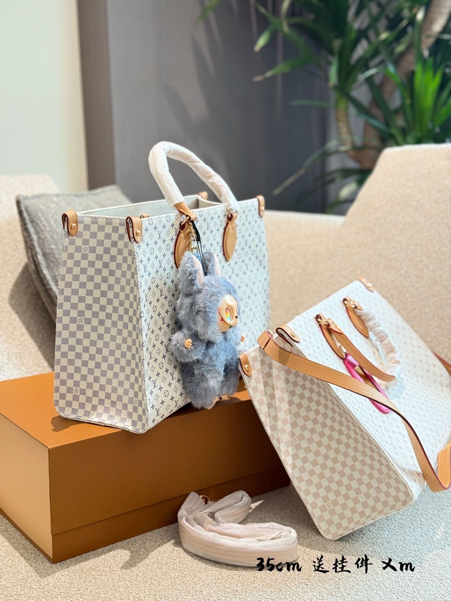 Louis Vuitton OnTheGo PM Bolso Tote de Cuero con Adorno de Equipaje 5 i1751538678543 6273 0 3