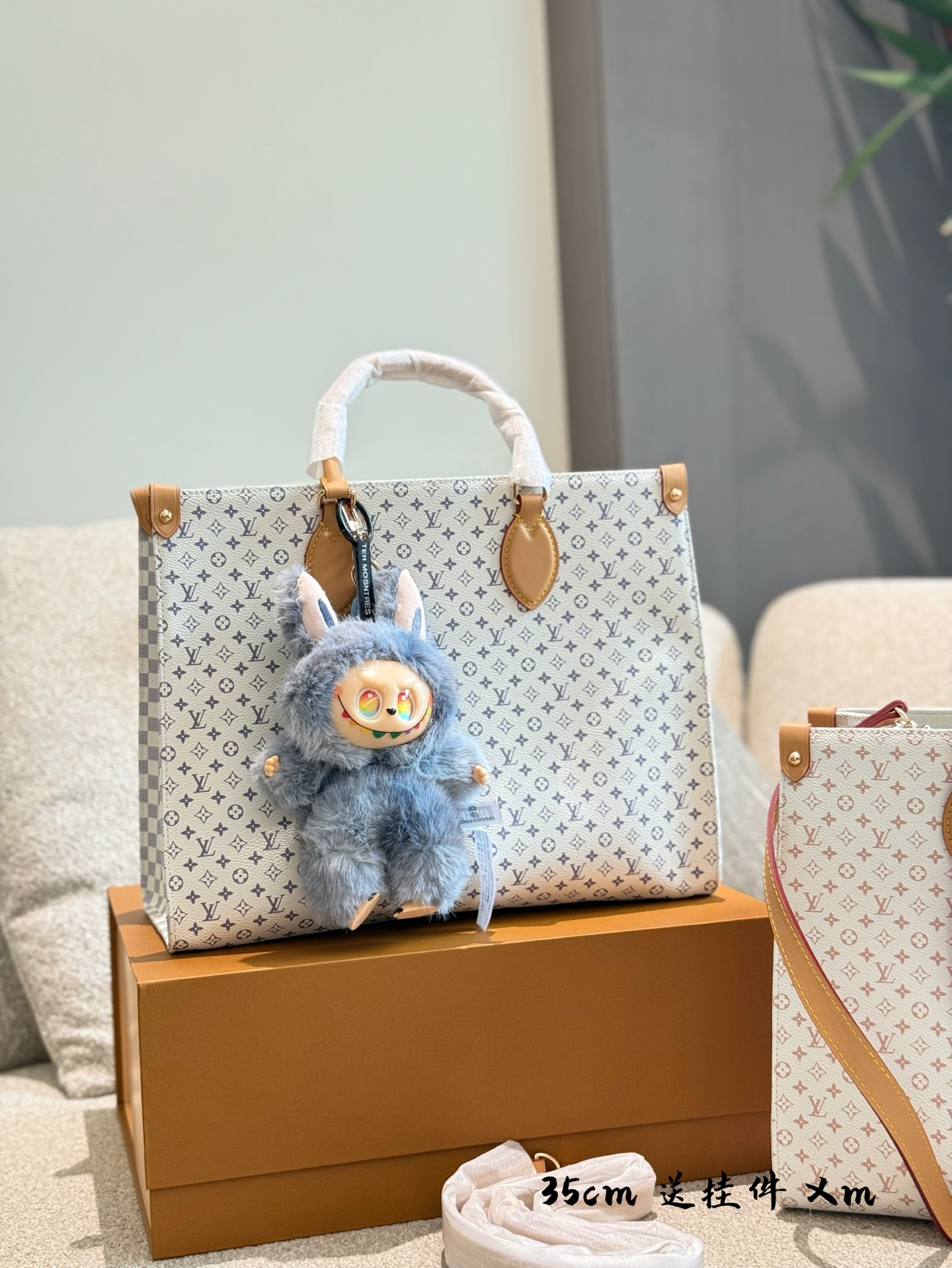 Louis Vuitton OnTheGo PM Bolso Tote de Cuero con Adorno de Equipaje 4 i1751538678580 1300 0 2