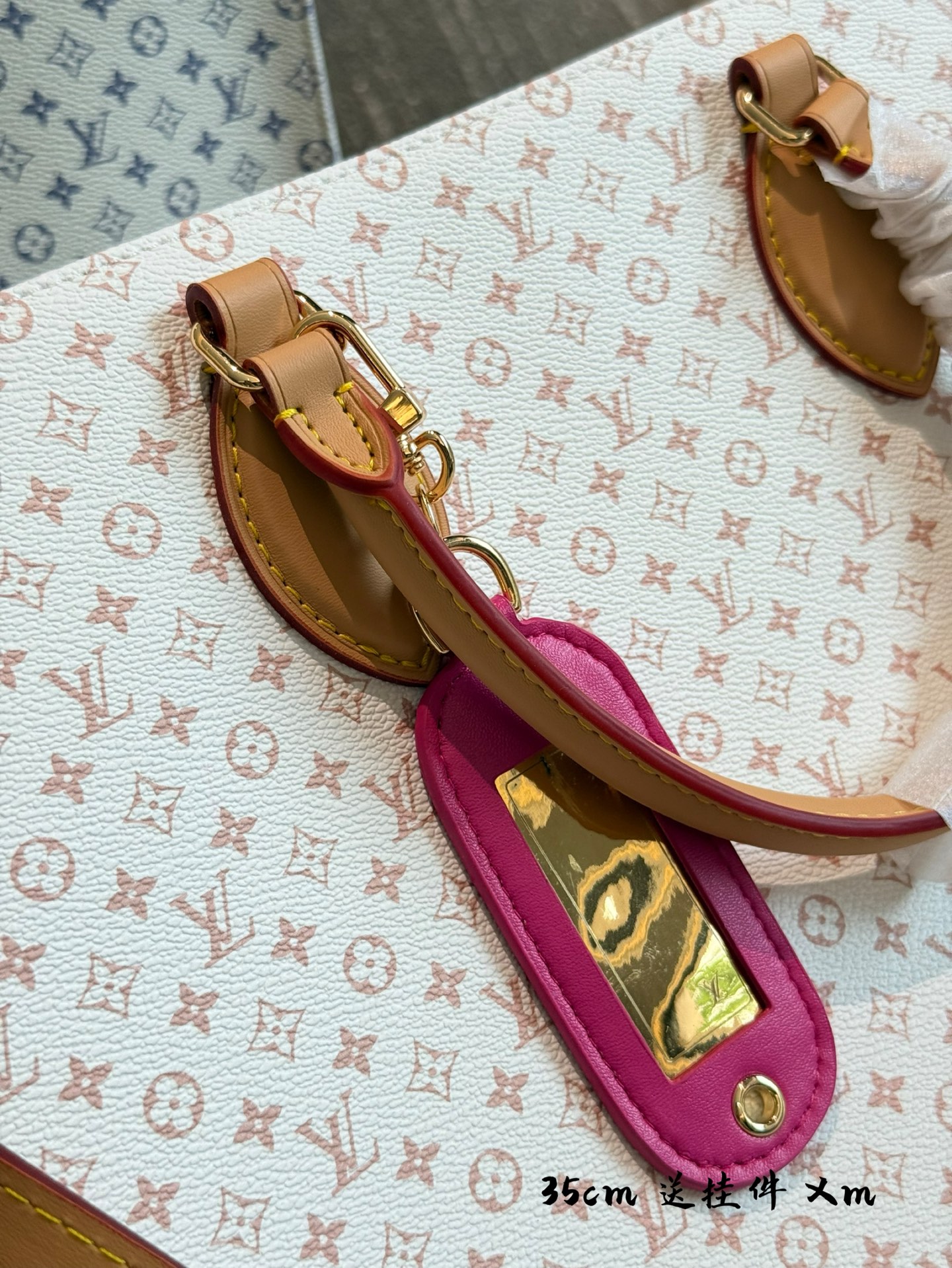 Louis Vuitton OnTheGo PM Bolso Tote de Cuero con Adorno de Equipaje 10 i1751538678582 3062 0 8