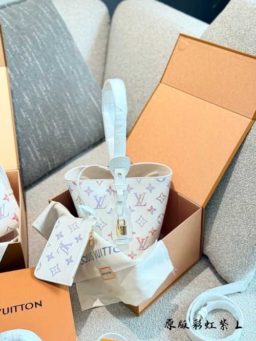 תיק דלי Louis Vuitton Dream סדרת מונגרם לבן וסגול בהיר 15x23 ס"מ 1 תיק דלי Louis Vuitton Dream סדרת מונגרם לבן וסגול בהיר 15×23 ס”מ