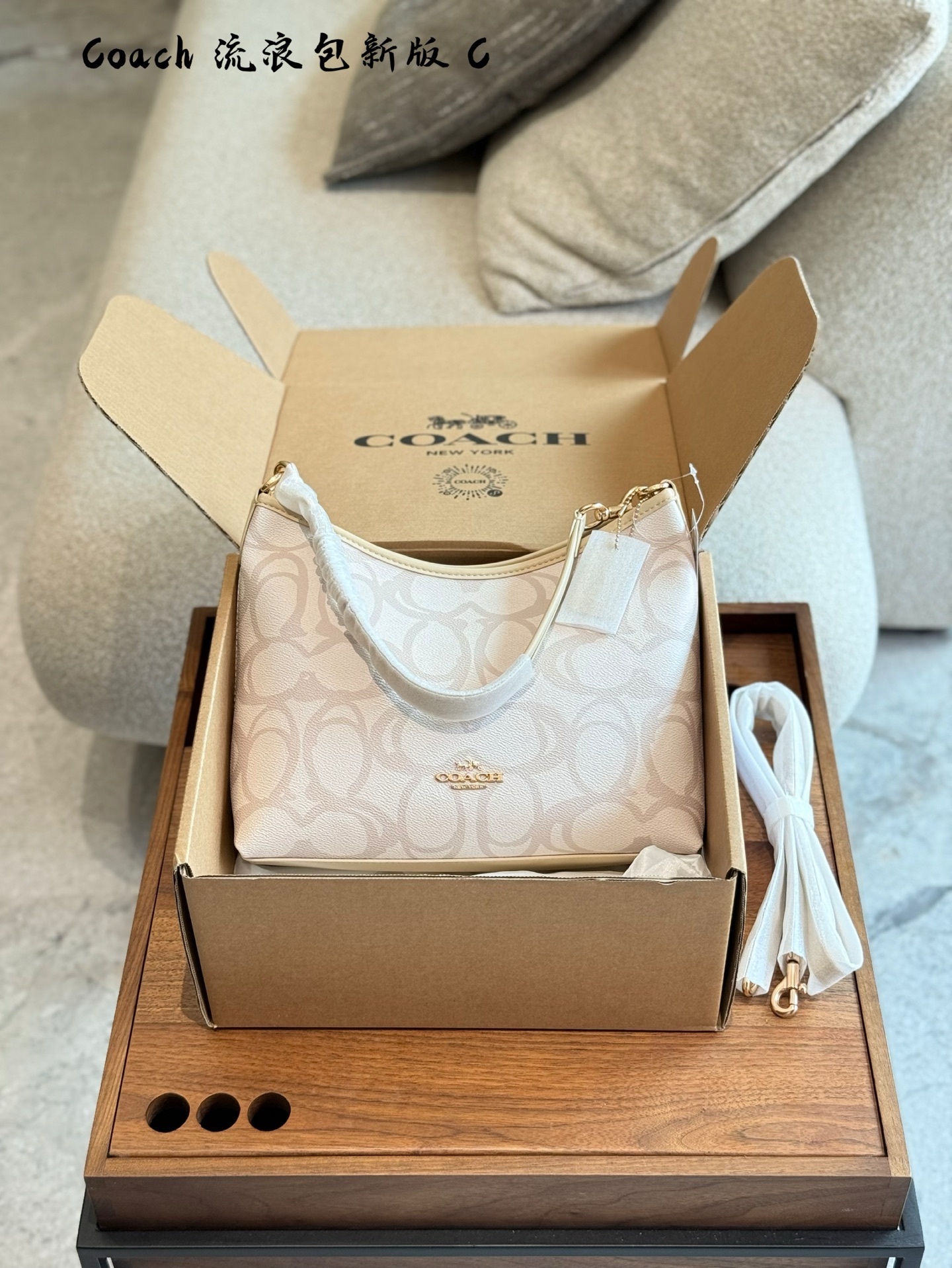 💰260
COACH|新版配 色来喽
全新配色的老花更加优雅大气特别适配夏天的奶油风
图片包装