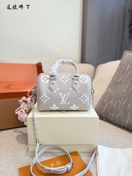Louis Vuitton Speedy 2025: Bolso Clásico, Tonos Pastel, Accesorio Incluido 15 Louis Vuitton Speedy 2025: Bolso Clásico, Tonos Pastel, Accesorio Incluido