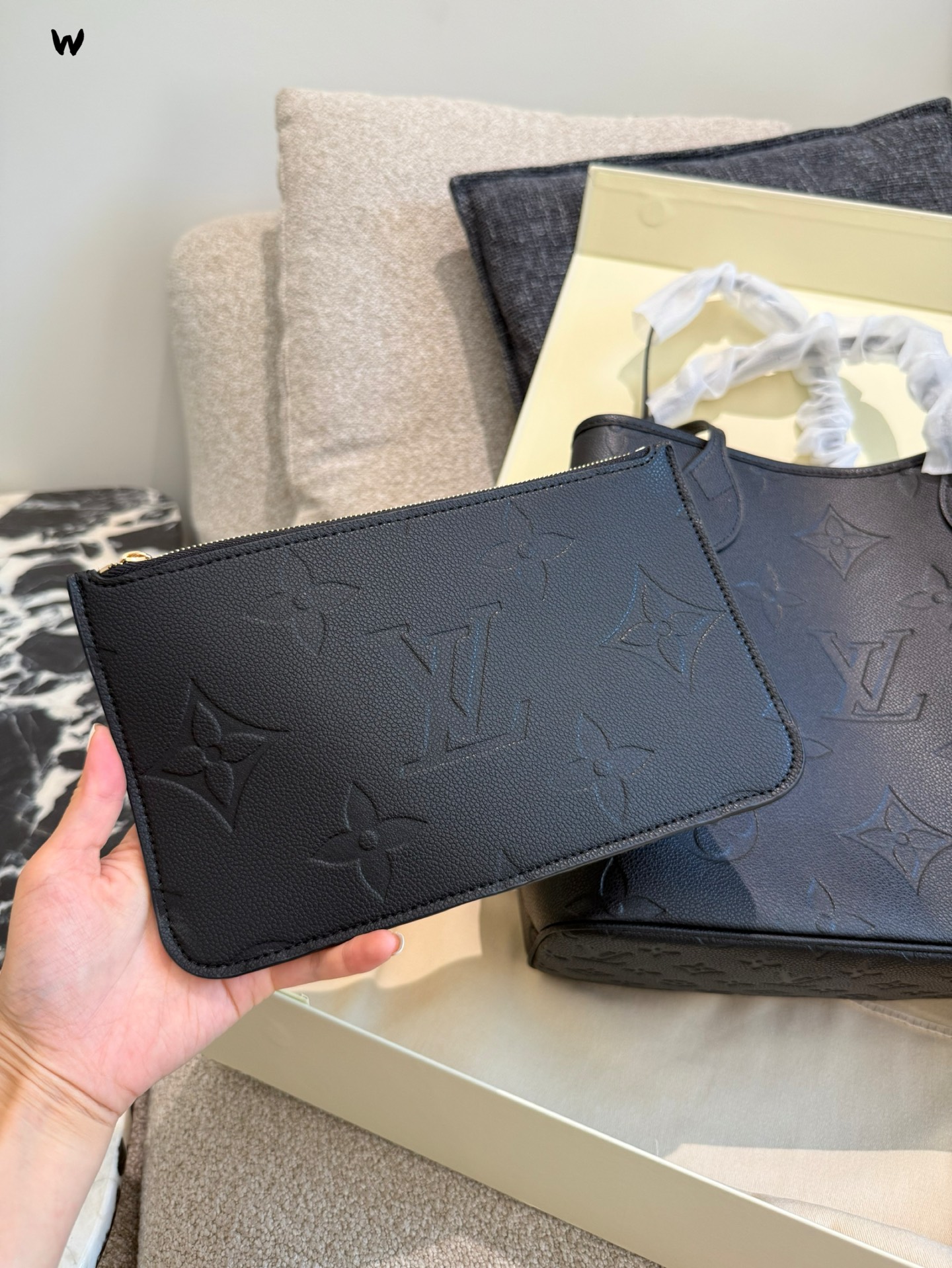 Louis Vuitton Neverfull Mediana en Piel Ébano con Textura, Bolso Tote Elegante 10 i1752504966939 2912 0 8