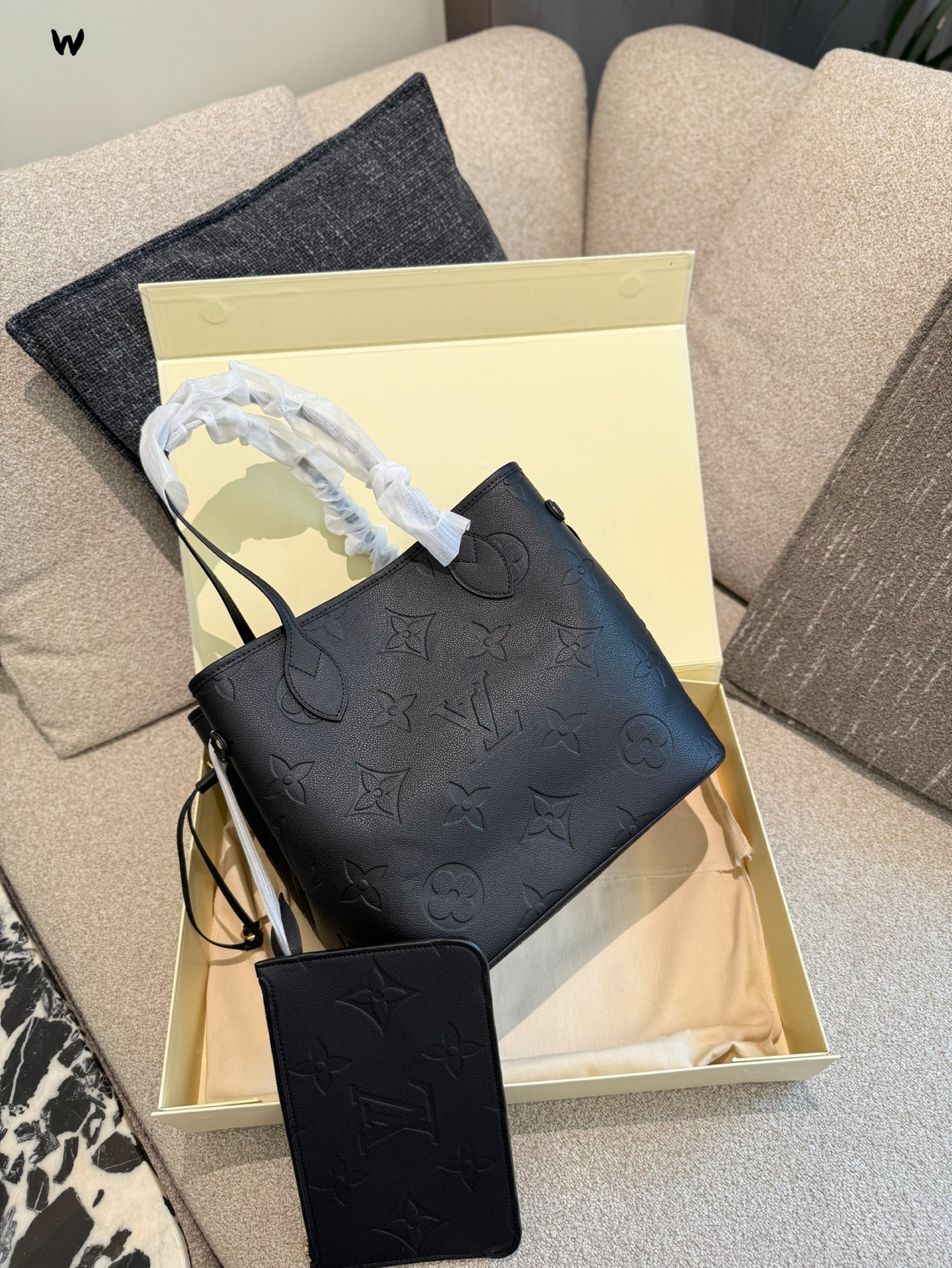 Louis Vuitton Neverfull Mediana en Piel Ébano con Textura, Bolso Tote Elegante 6 i1752504966966 3812 0 4