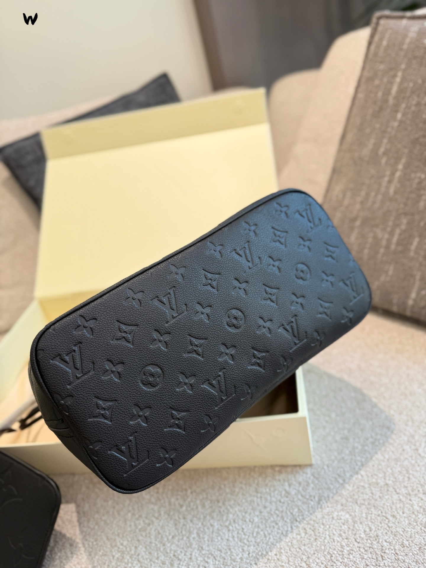 Louis Vuitton Neverfull Mediana en Piel Ébano con Textura, Bolso Tote Elegante 7 i1752504969191 9116 0 5