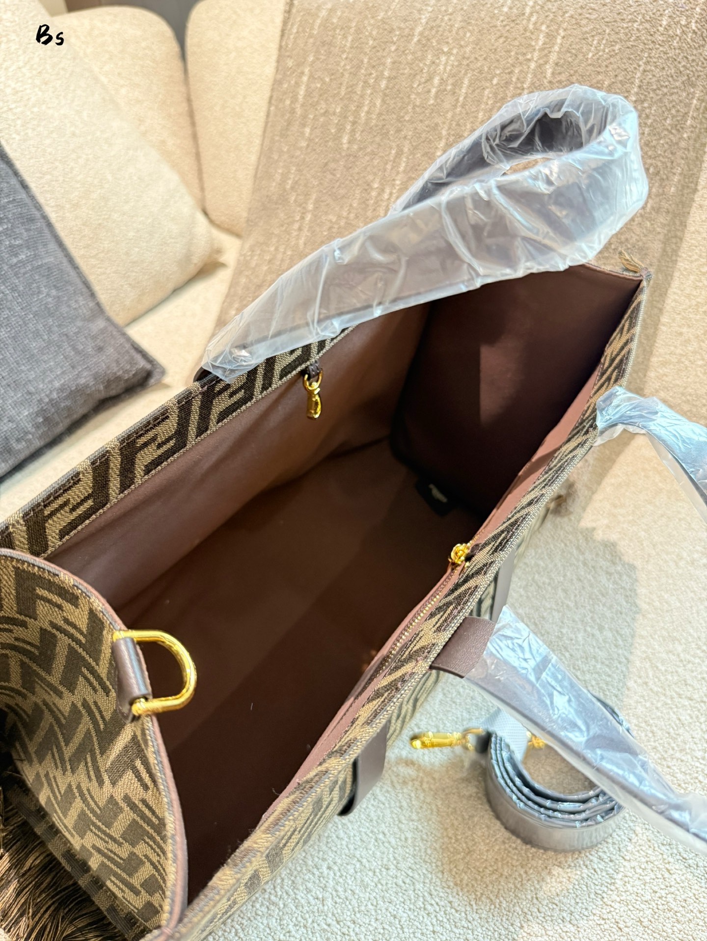 Fendi Bolso Tote con Estampado FF para Mujer, Estilo y Capacidad 5 i1752590447748 6135 0 4