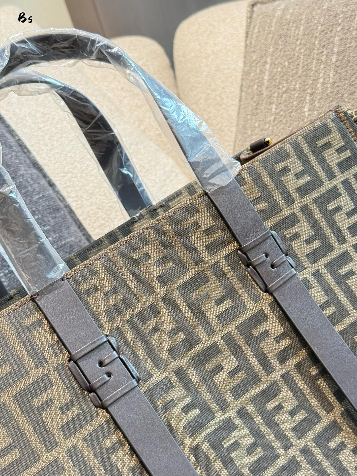 Fendi Bolso Tote con Estampado FF para Mujer, Estilo y Capacidad 6 i1752590447748 9027 0 5
