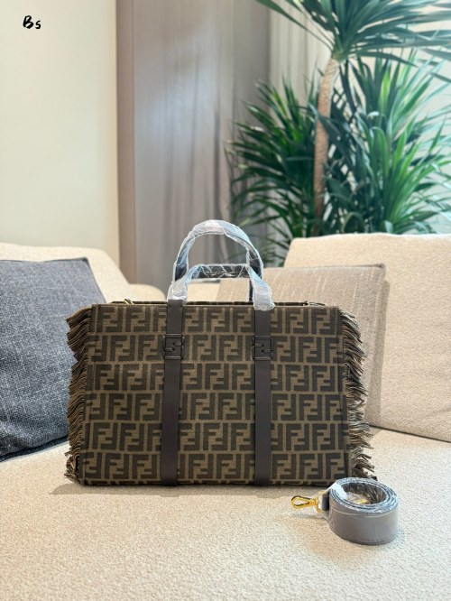 Fendi Bolso Tote con Estampado FF para Mujer, Estilo y Capacidad 1 Fendi Bolso Tote con Estampado FF para Mujer, Estilo y Capacidad