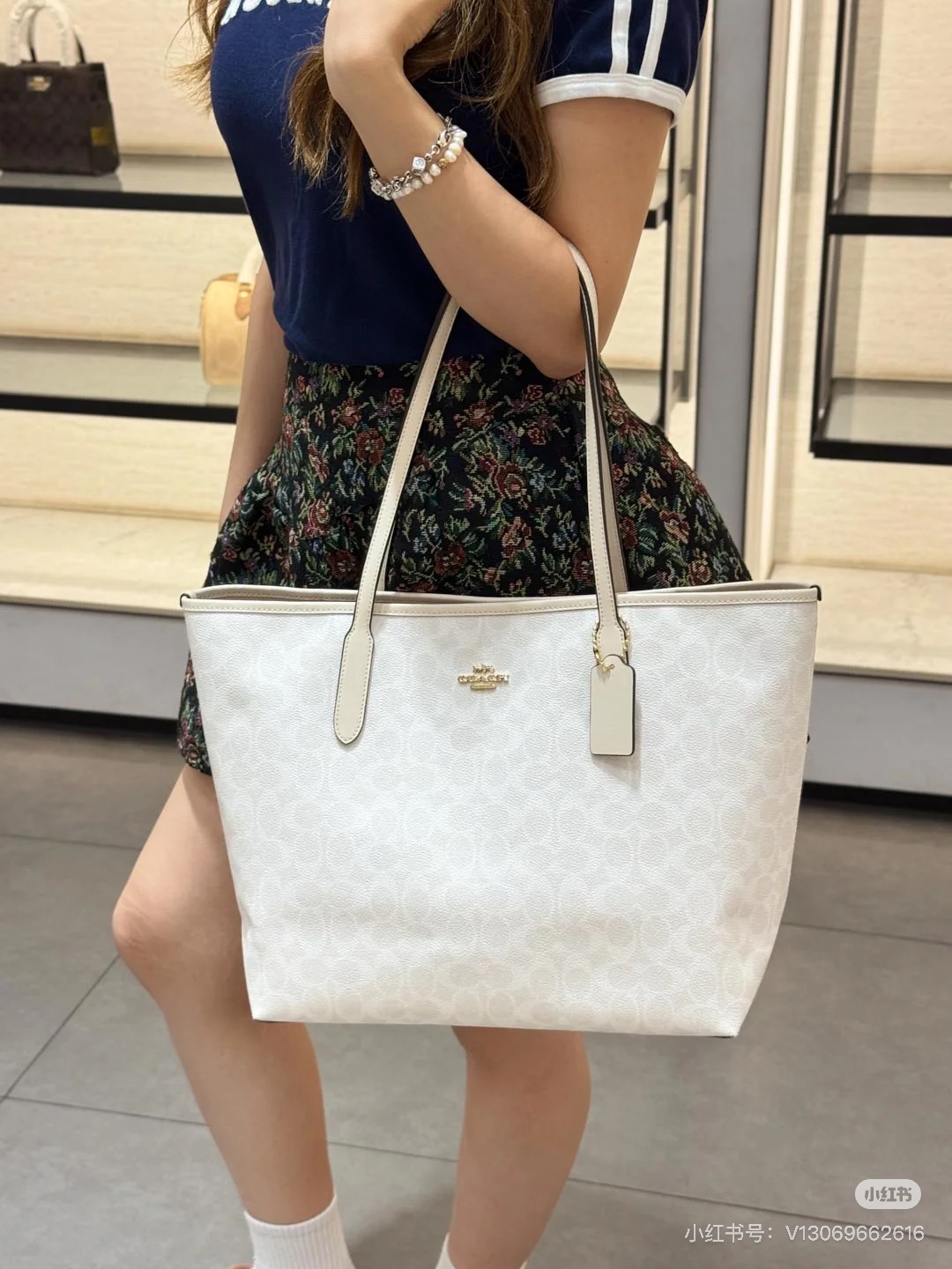 Coach City 33 Tote Bolso Grande de Hombro en Lona Estampada, Blanco Hielo 5 i1752591323589 1241 0 3