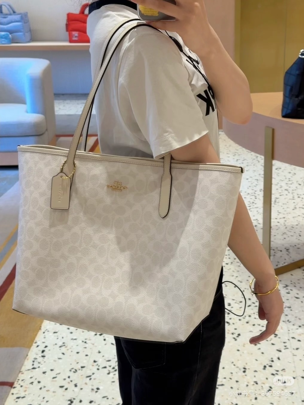 Coach City 33 Tote Bolso Grande de Hombro en Lona Estampada, Blanco Hielo 7 i1752591323618 6512 0 5