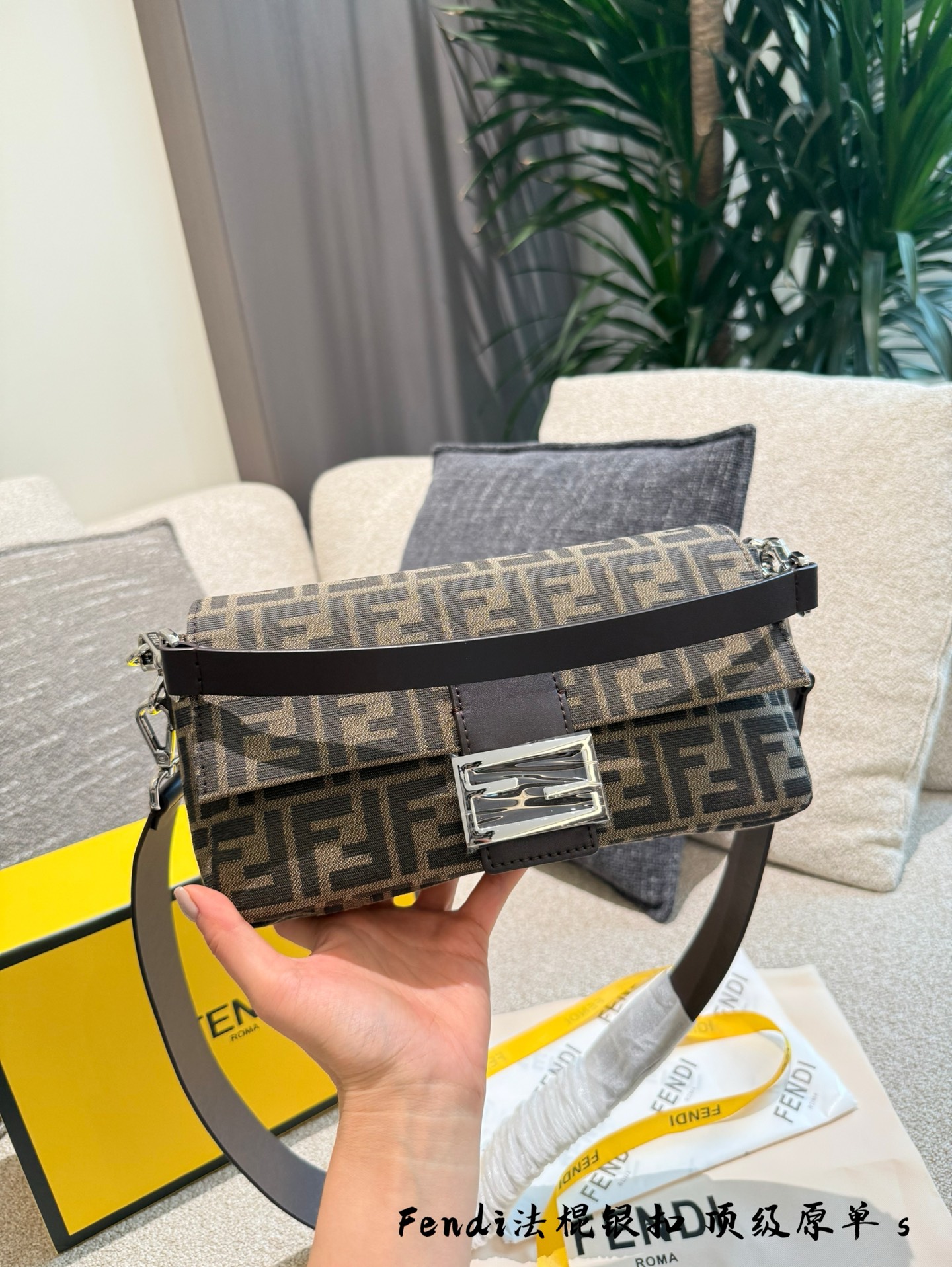 彻底沦陷 endie.e.法棍包的魅力▼ 超有质感的老花 上身复古潮流味十足 银扣更加了一分清冷优雅感简直百搭到不可理喻! 真的美到顶不住啊28cm图片全套包装