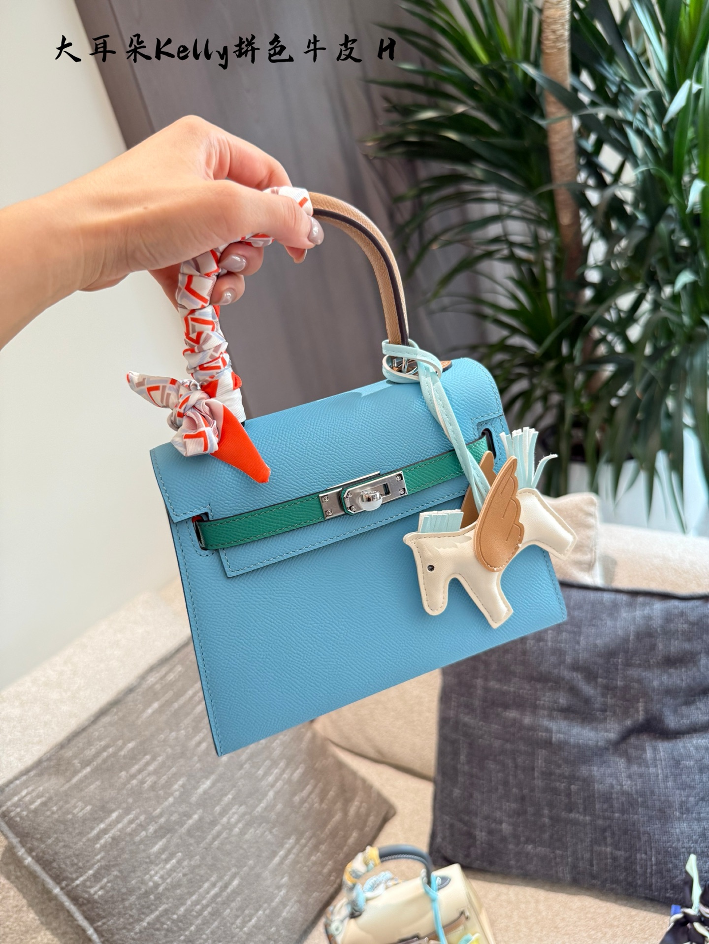 Bolso Clásico Hermes Kelly 20 'Big Ear' de Piel Azul con Detalles Exclusivos 3 i1753179728156 779 0 1