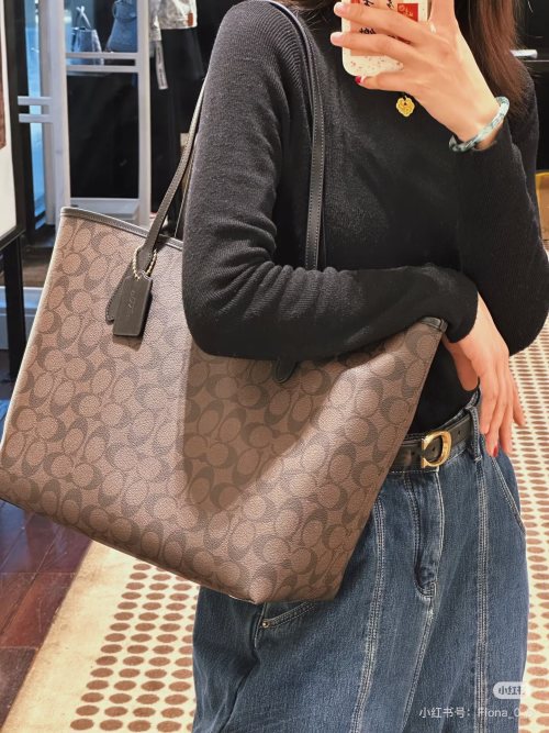 נוחות Coach City Tote 33 קלאסית במבט חום אנגנטי 1 נוחות Coach City Tote 33 קלאסית במבט חום אנגנטי