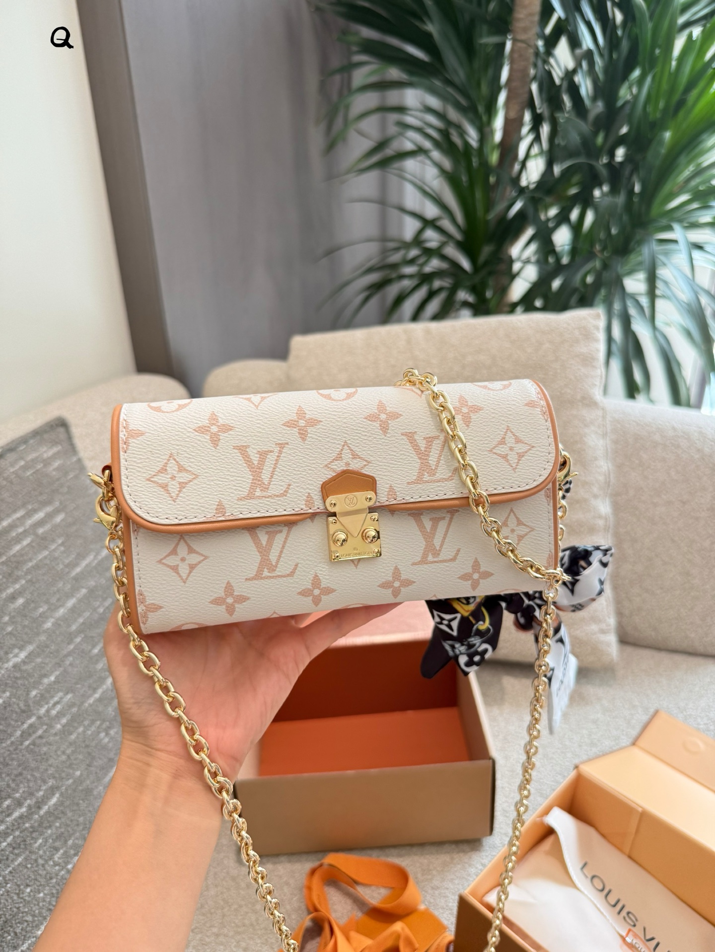 下一个断货王 LV沙丘色ivy腋下包70005 LV Camille沙丘色ivy白色腋下包22cm双盒包装