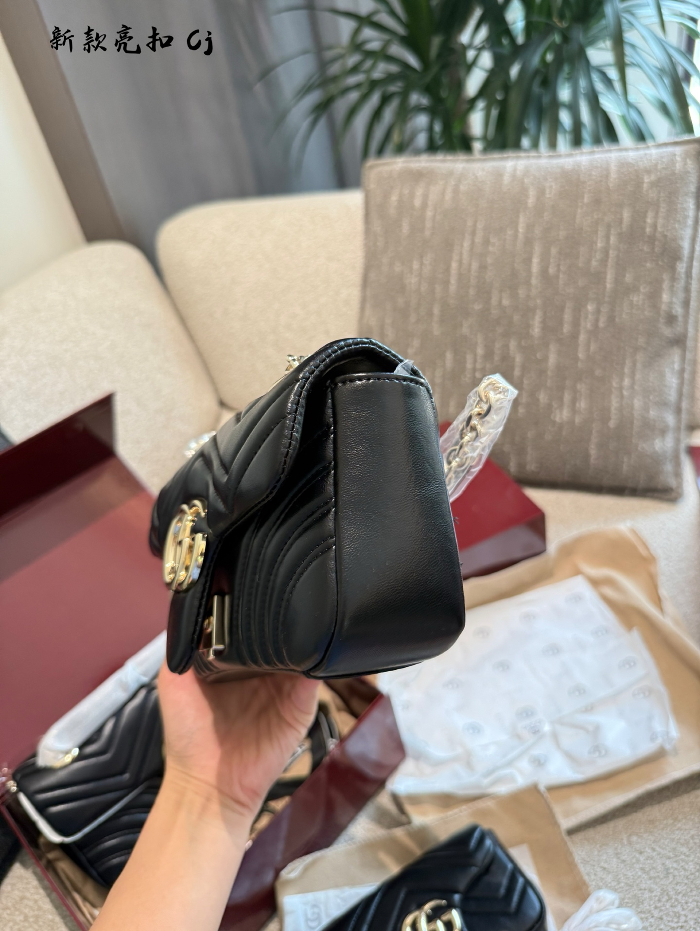 Bolso Gucci Marmont de Piel de Cordero con Cadena Dorada 6 i1753435592681 2476 0 4