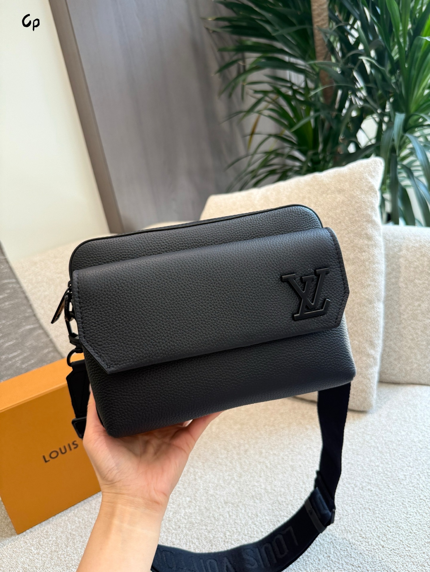 Bolso Mensajero Louis Vuitton para Hombre, Negro, Elegancia y Funcionalidad 3 i1753610755586 5567 0 1